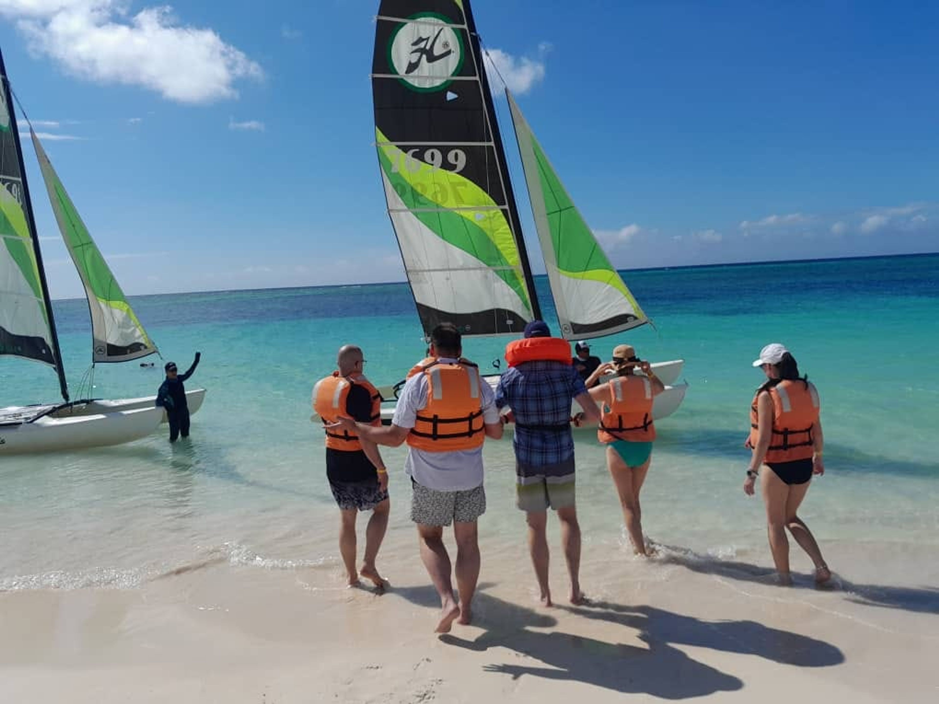 Excursión “SNORKELING EN HOBBIE CAT EN PLAYA GUARDALAVACA”. "SNORKELING AT HOBBIE CAT IN GUARDALAVACA BEACH" Tour, Holguín, Cuba.