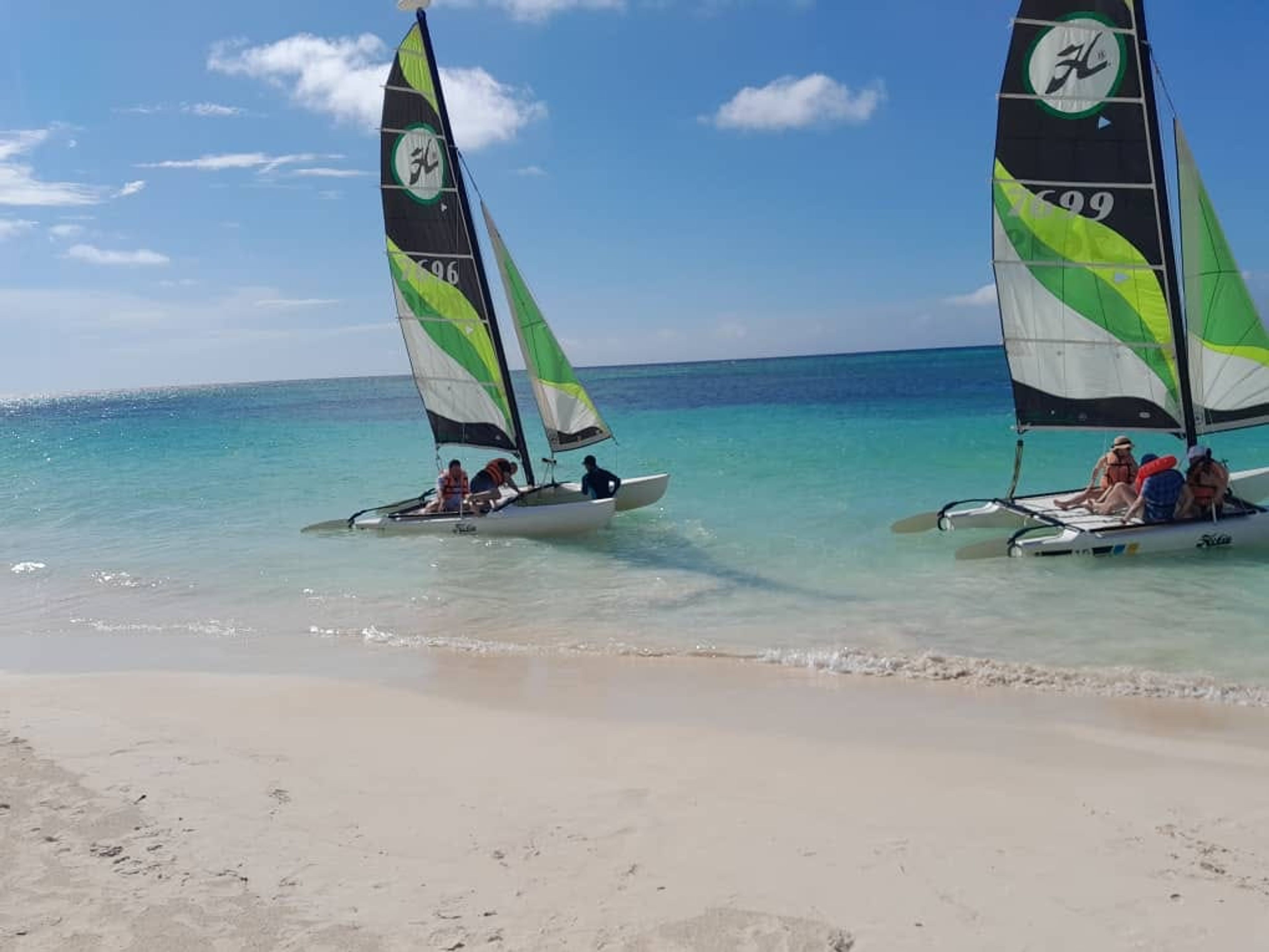 Тур "СНОРКЛИНГ НА ПЛЯЖЕ ХОББИ КЭТ В ГВАРДАЛАВАКЕ". "SNORKELING AT HOBBIE CAT IN GUARDALAVACA BEACH" Tour, Holguín, Cuba.