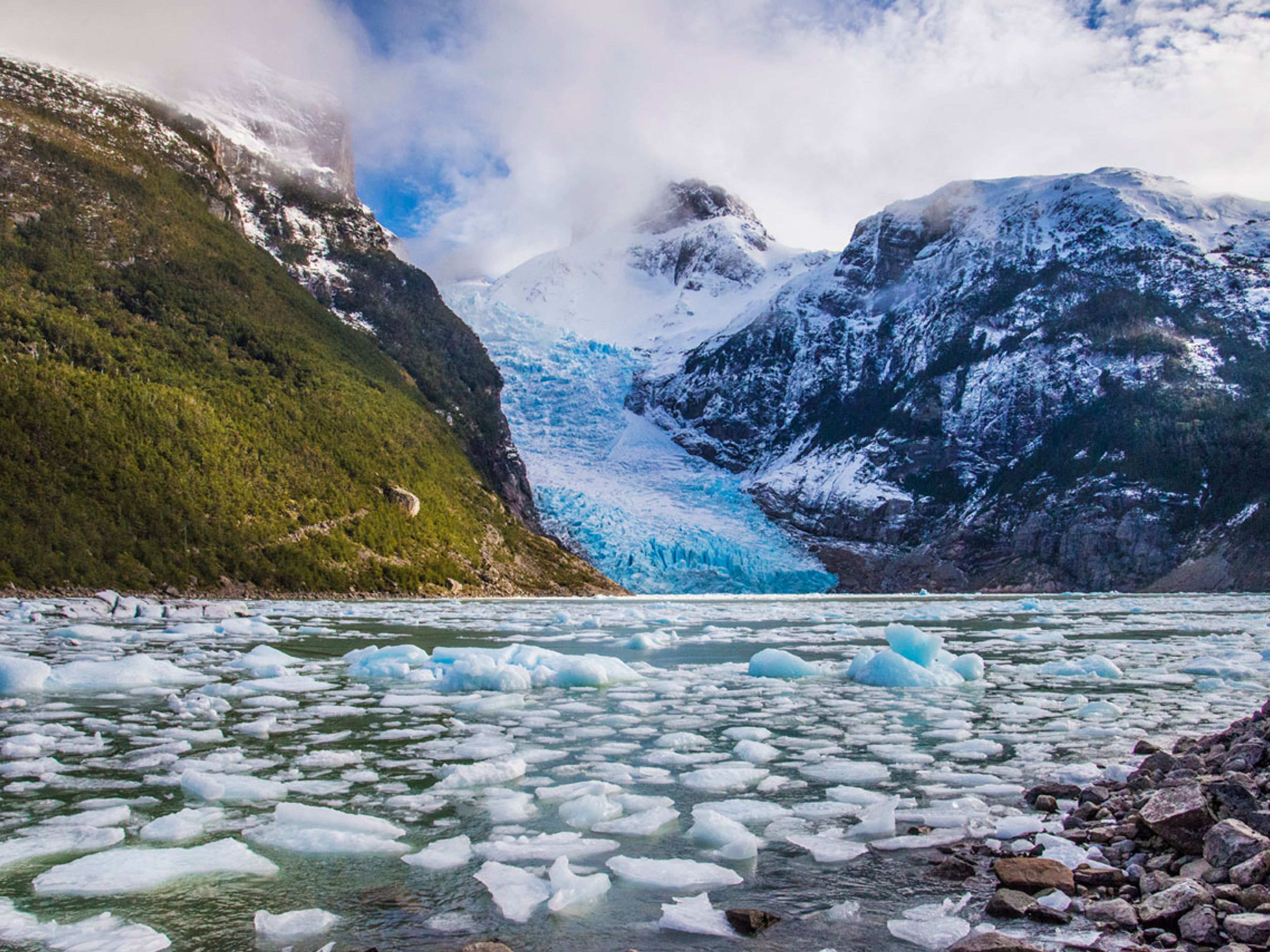 EXCURSIÓN “NAVEGACIÓN GLACIARES BALMACEDA Y SERRANO”.. null
