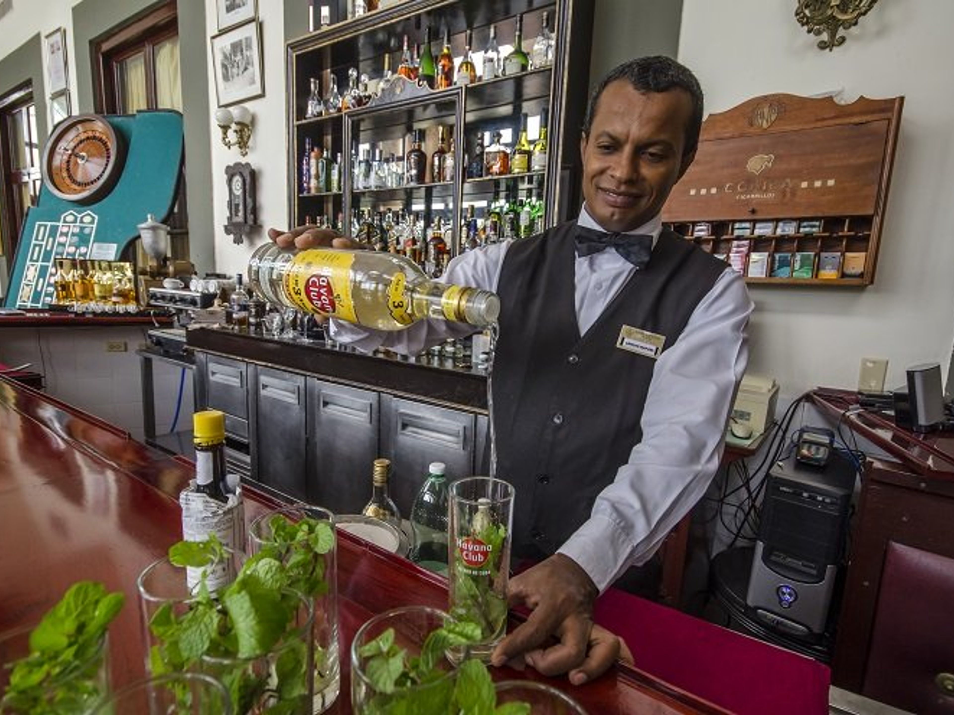 Excursão "DESVENDAR HAVANA NOS ANOS 50". Cocktail at the Hotel Nacional de Cuba, Old Havana, Havana, Cuba.