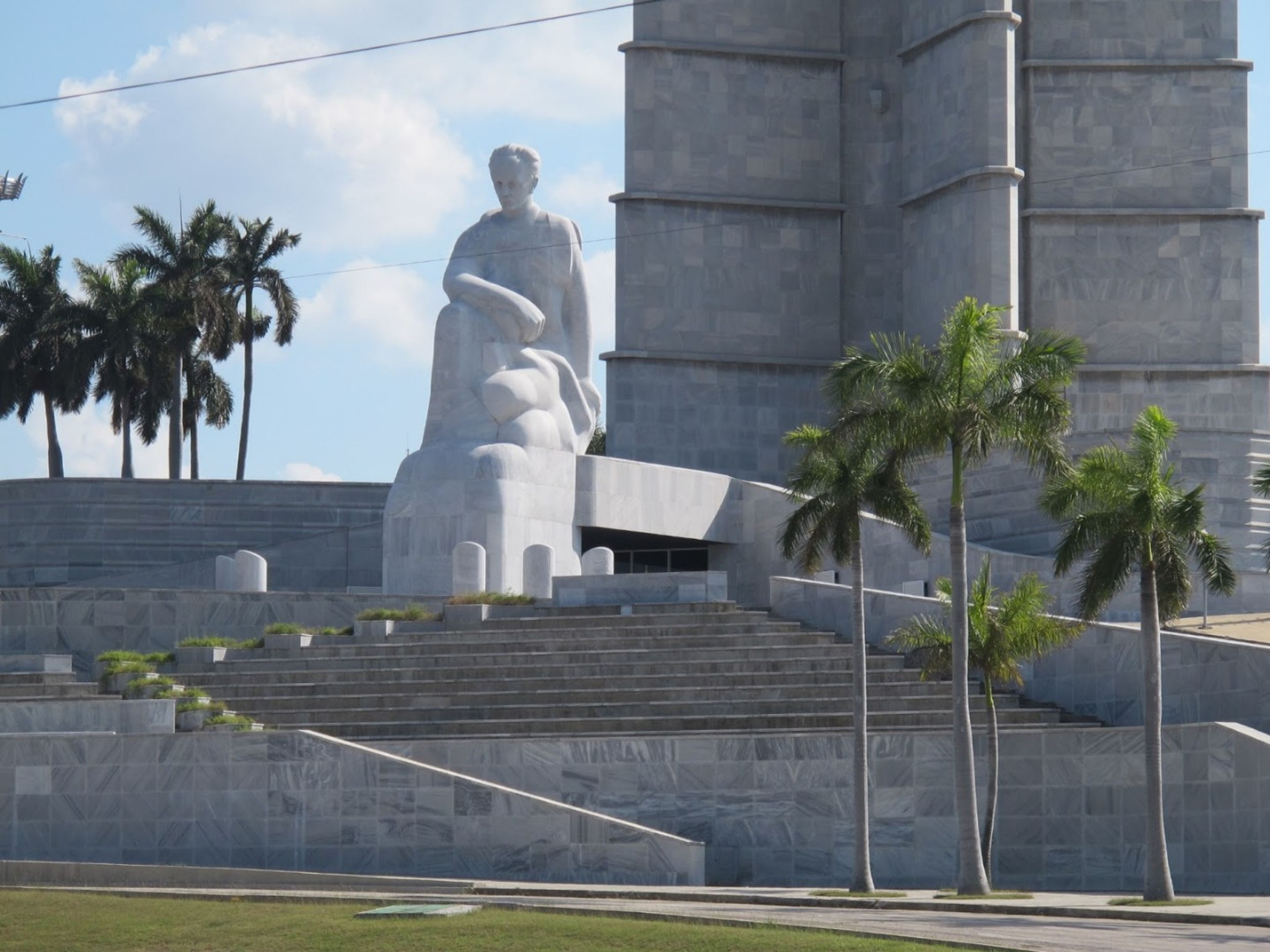 Tour privé "LA HAVANE, UNE VILLE MERVEILLEUSE DANS LES VOITURES CLASSIQUES AMÉRICAINES (SOMMET DUR - SOMMET OUVERT)". The José Martí monument panoramic view, The revolution square, Havana. “Ride to Havana in Old Fashion American Classic Cars” Tour