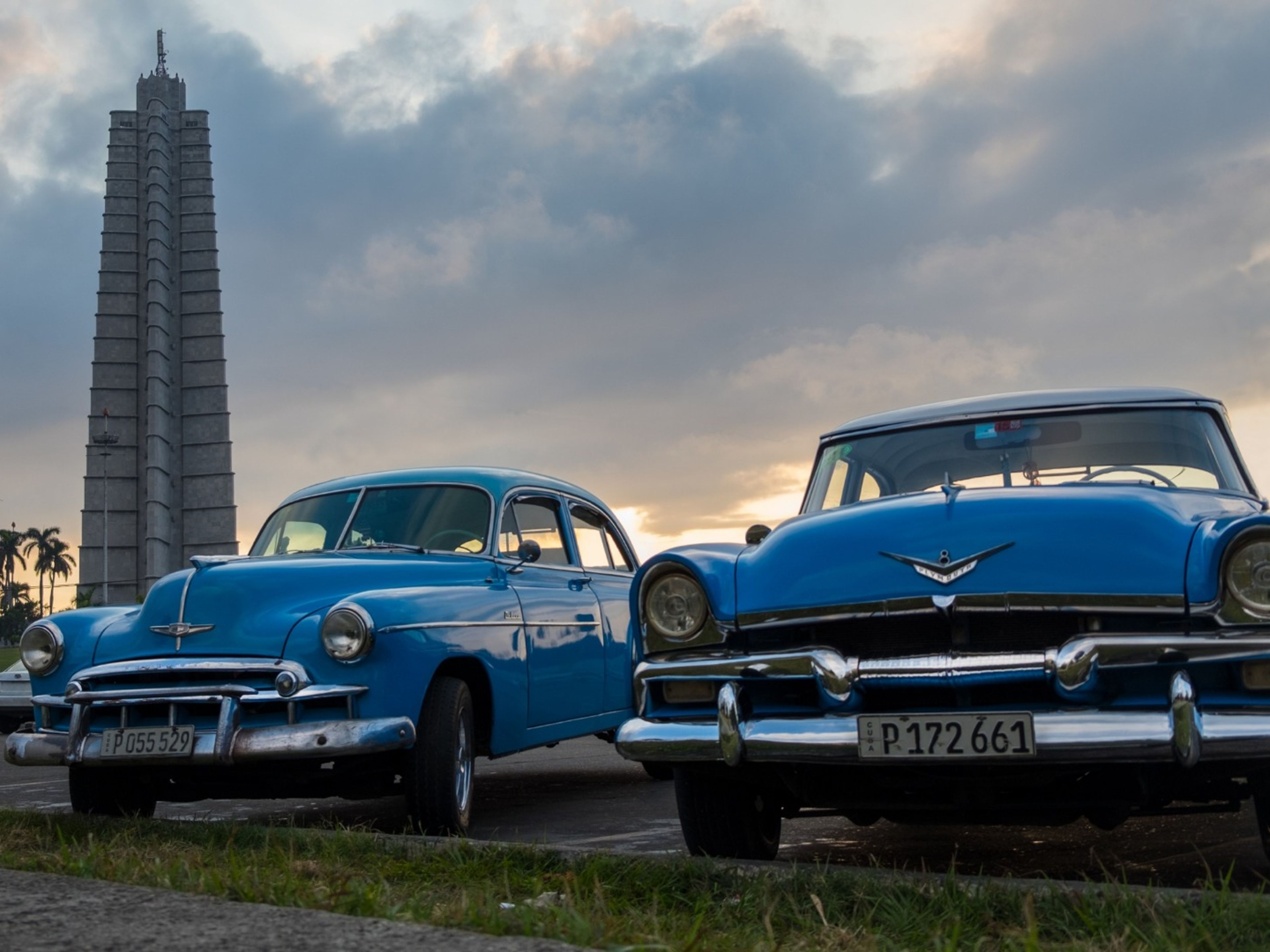 Tour privé "LA HAVANE, UNE VILLE MERVEILLEUSE DANS LES VOITURES CLASSIQUES AMÉRICAINES (SOMMET DUR - SOMMET OUVERT)". The José Martí revolution square panoramic view, Havana. “Ride to Havana in Old Fashion American Classic Cars”
