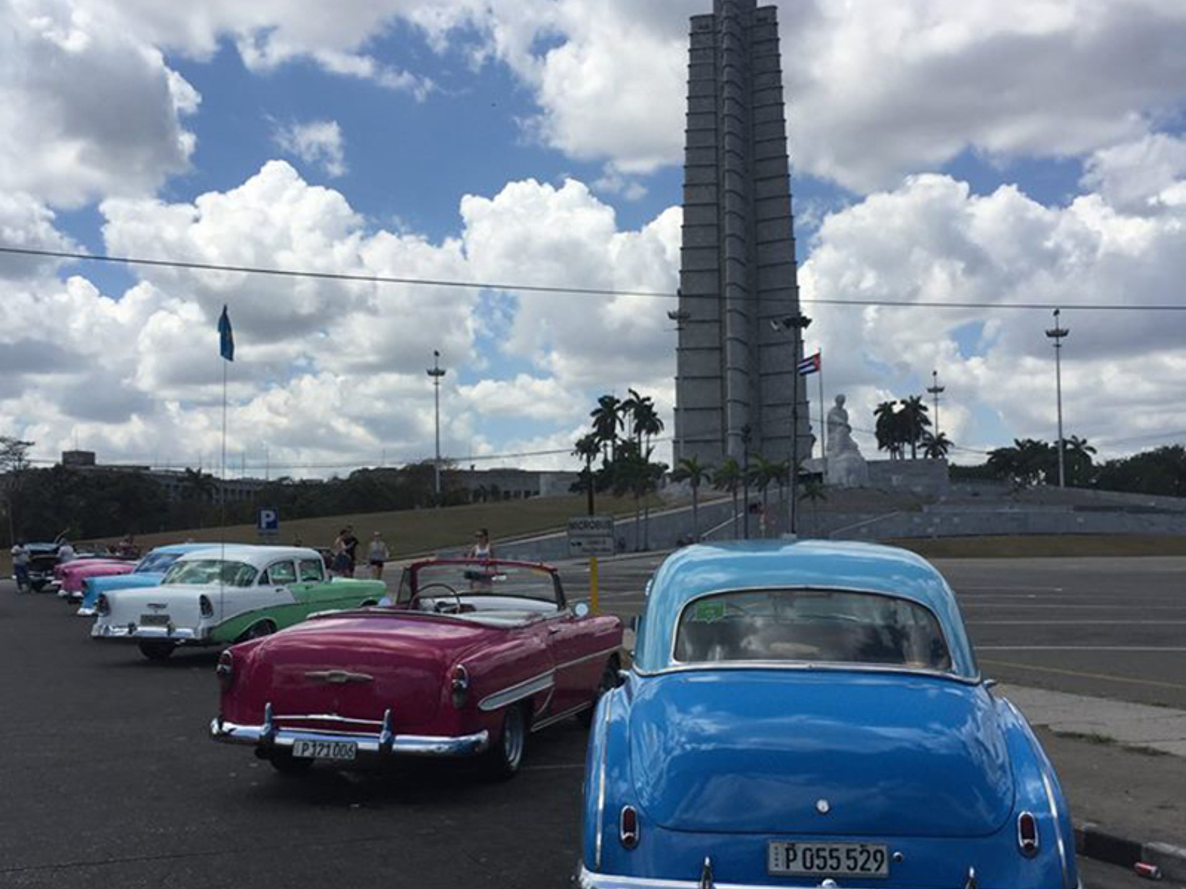 Tour privé "LA HAVANE, UNE VILLE MERVEILLEUSE DANS LES VOITURES CLASSIQUES AMÉRICAINES (SOMMET DUR - SOMMET OUVERT)". The José Martí revolution square panoramic view, Havana. “Ride to Havana in Old Fashion American Classic Cars”