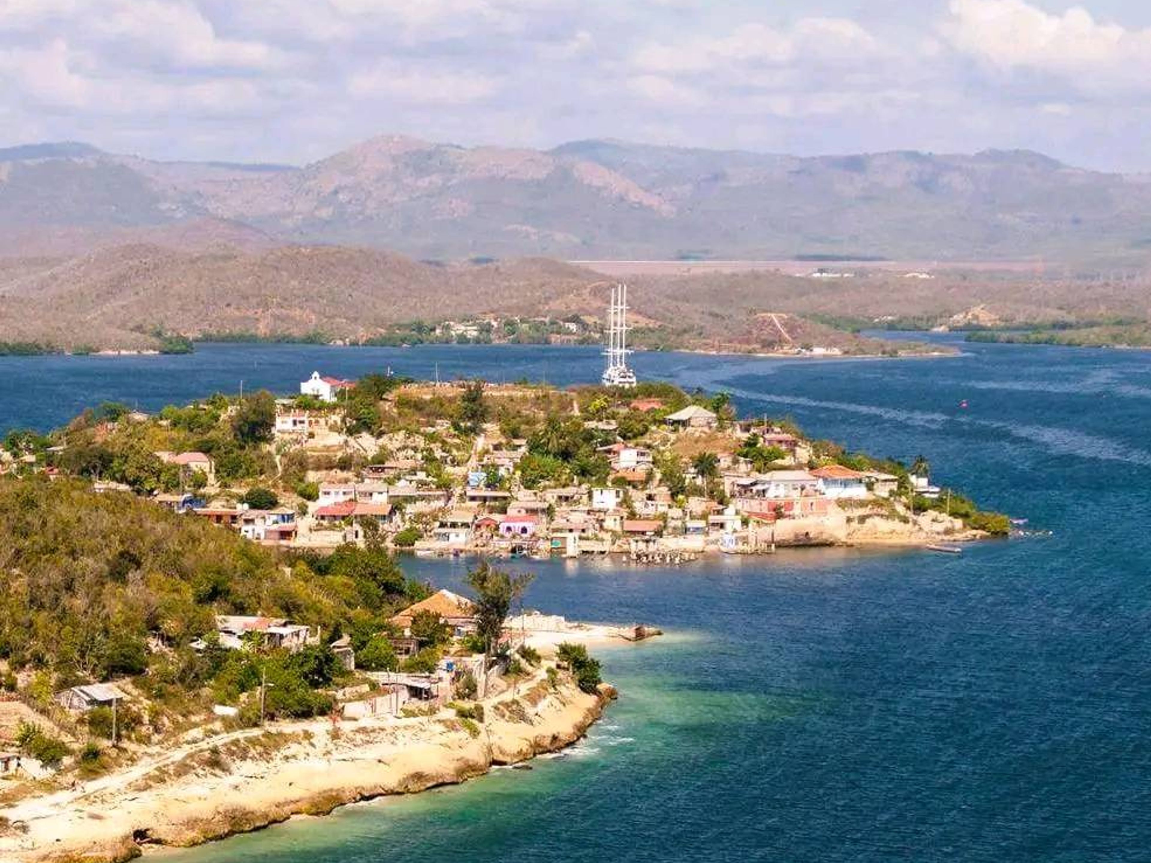 Excursión "TOUR DE SNORKEL  AL PECIO CRUCERO ACORAZADO ALMIRANTE OQUENDO". Cayo Granma and Santiago de Cuba bay panoramic view, Santiago de Cuba, Cuba.
