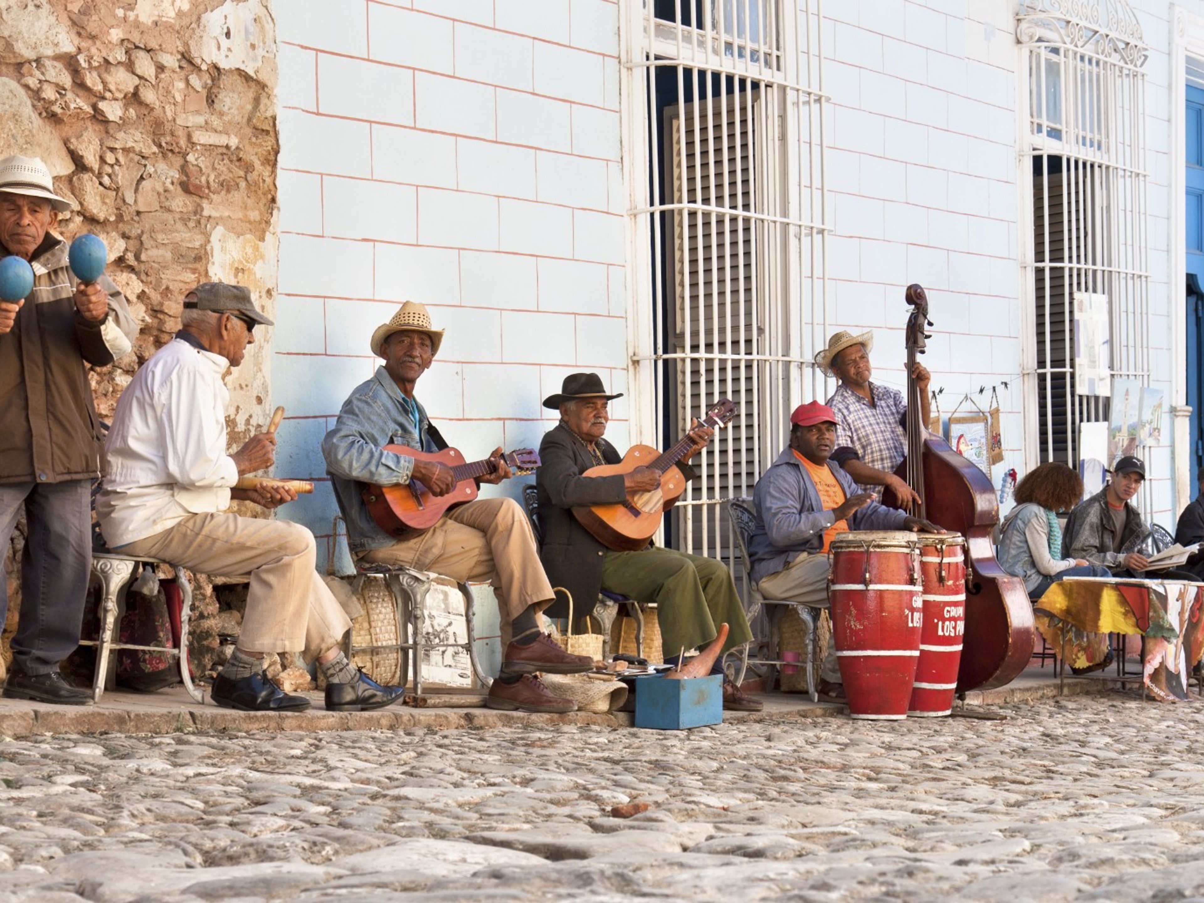 Excursión privada “CIENFUEGOS - TRINIDAD EN AUTOS CLÁSICOS AMERICANOS (TECHO DURO)". Traditional cuban music at Trinidad city