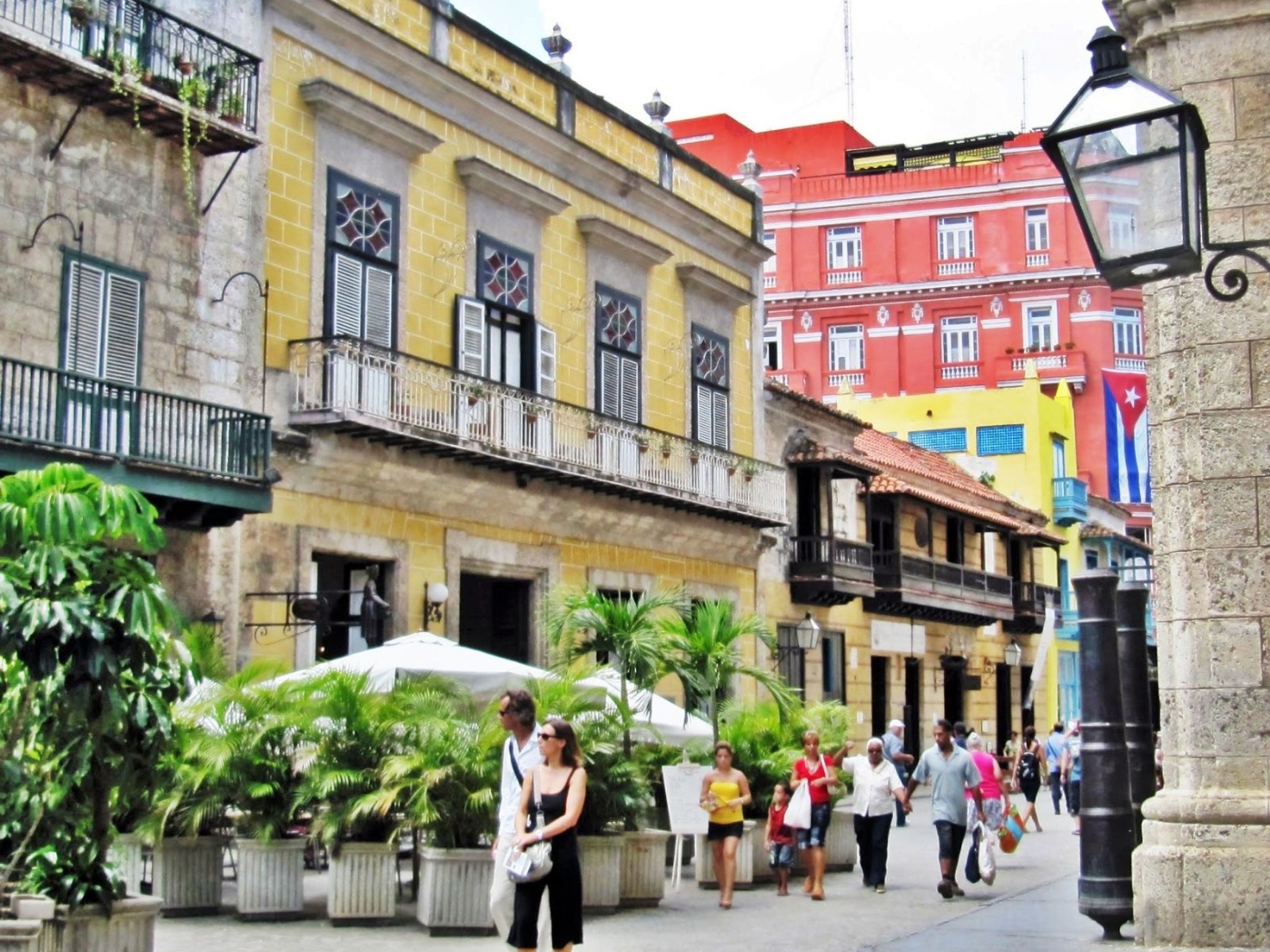 Tour "L'Avana interiore dopo Cecilia Valdés's Stairsways". Obispo street, Old Havana, Cuba. "Inner Havana, After Cecilia Valdés´s Stairsways" Tour