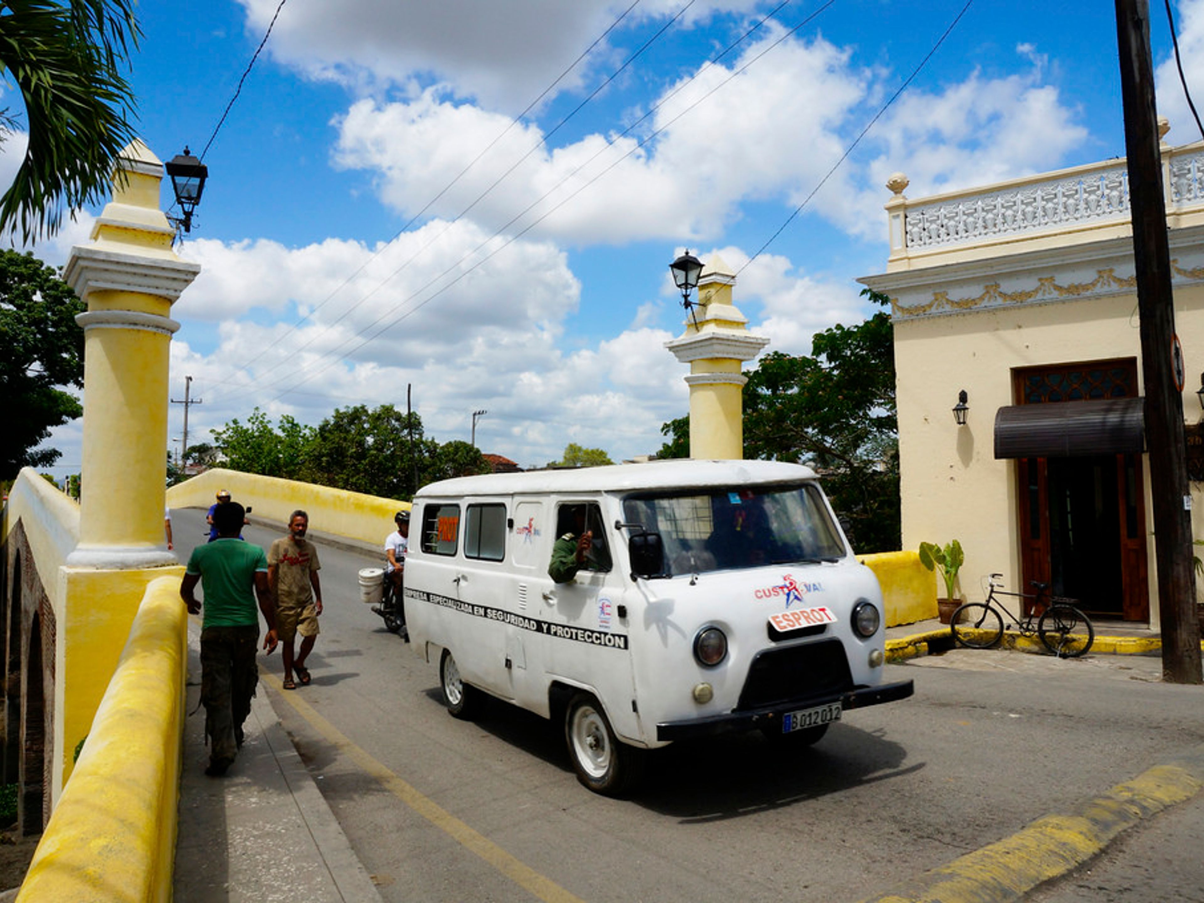 Tour Overnight “Giro a Sancti Spíritus, Santa Clara e Remedios en Auto d'epoca Americane” (2 giorni / 1 notte). The Yayabo River Bridge, Sancti Spíritus city, “Ride to Sancti Spíritus, Santa Clara & Remedios in Old Fashion American Classic Cars” Overnight Tour (2 days / 1 night)