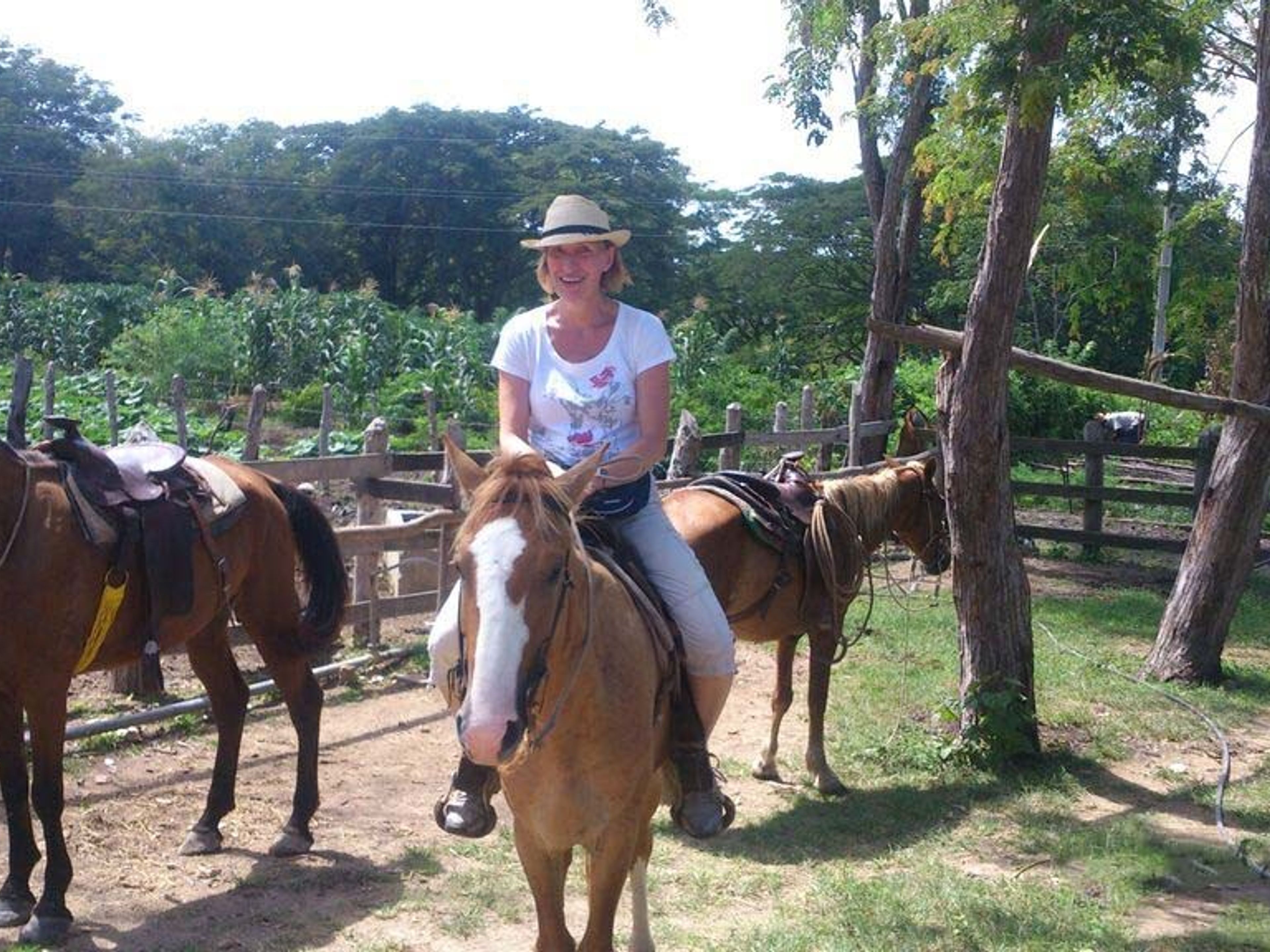 "Tour da Floresta Fóssil". Horseback riding at Sierra del Chorillo, Camagüey