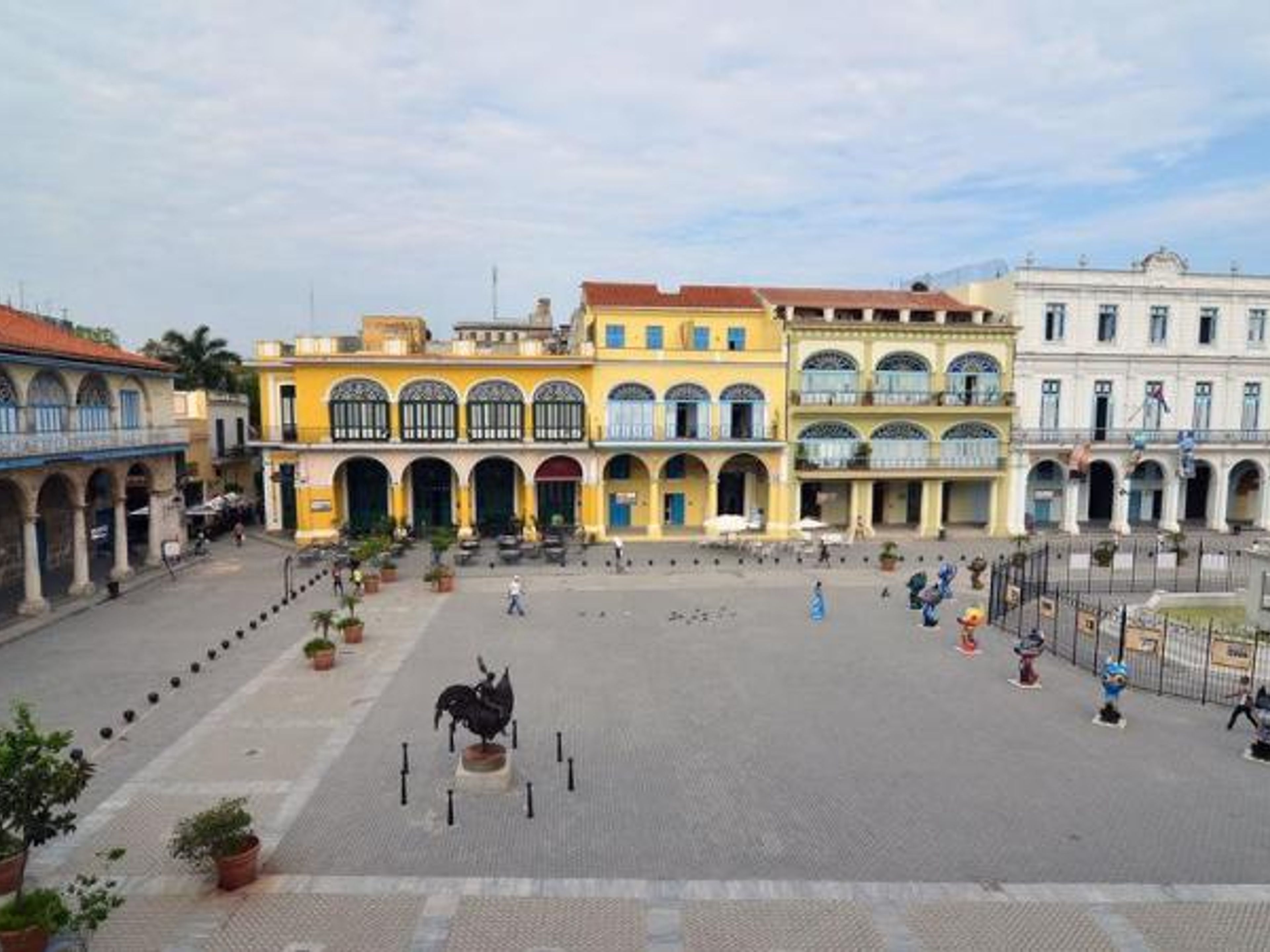 Tour "TOUT LE HAVANE". The Plaza Vieja (Plaza Vieja de La Habana) panoramic view, Old Havana, La Habana, Cuba.