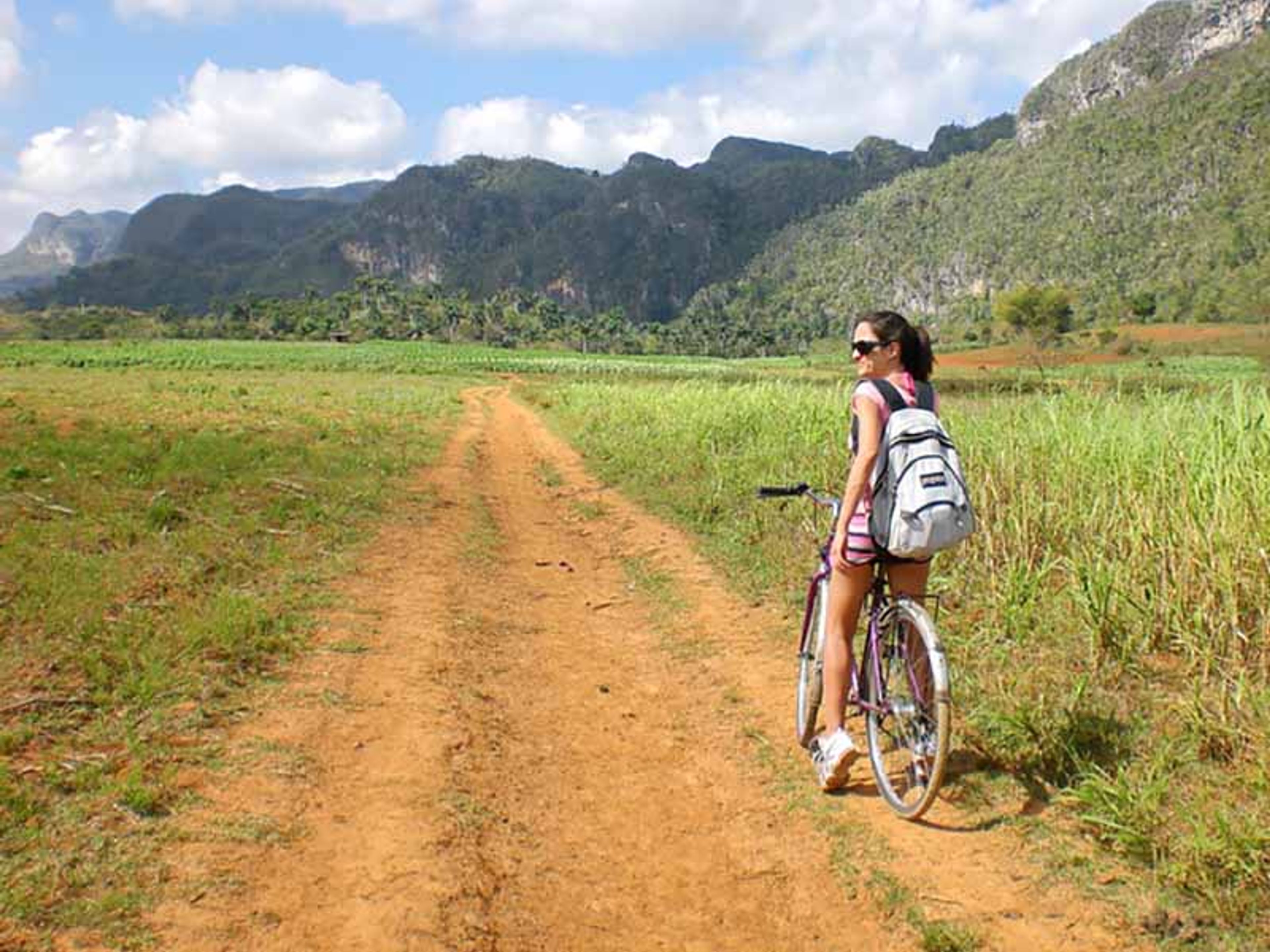 "Faire du vélo une boucle incroyable". Cycling tour an Amazing Loop, Viñales valley National Park, declared a Cultural Heritage Site by UNESCO, Pinar del Río