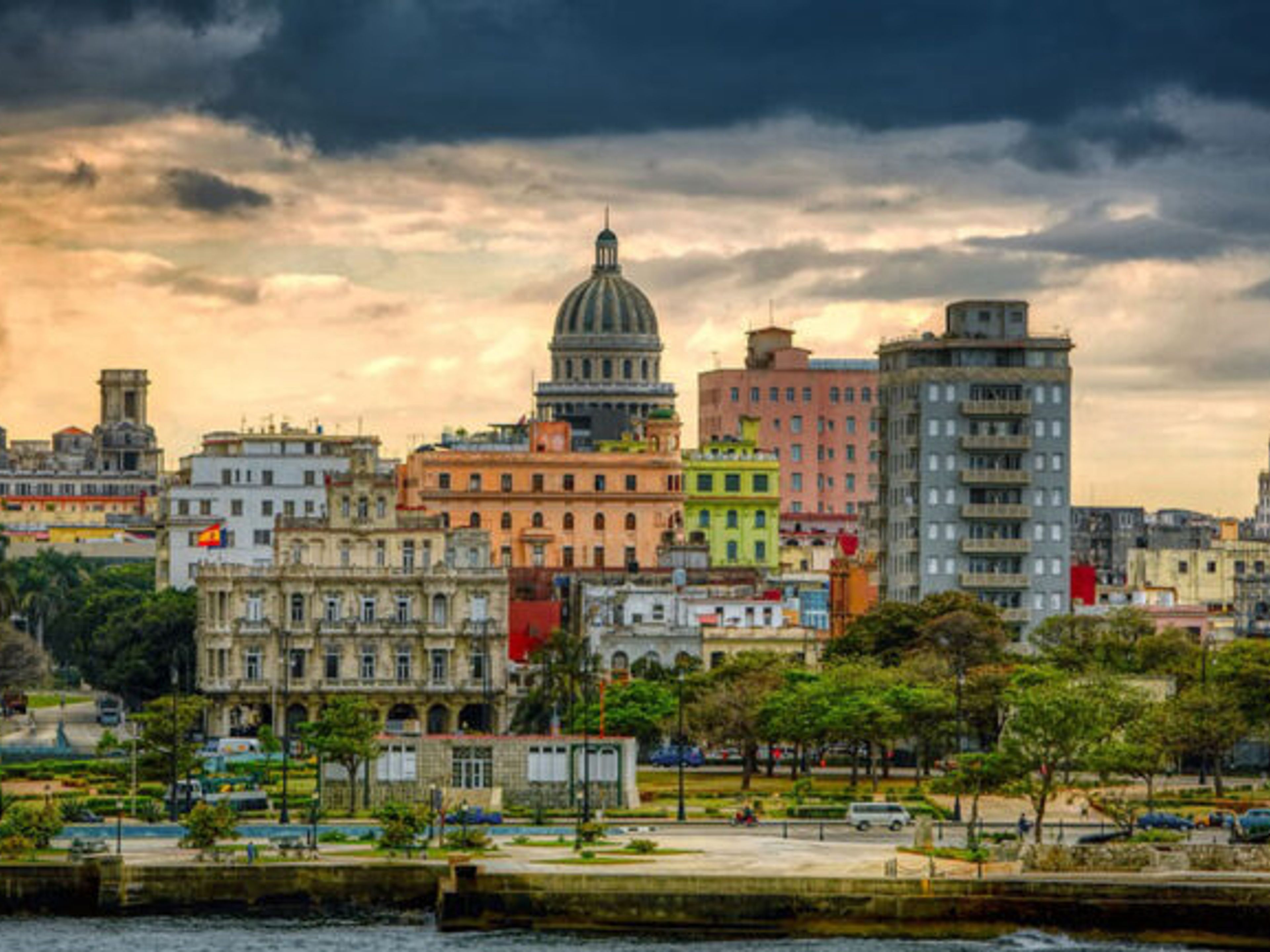 "Passeio de barco pela costa de Havana". View of Havana from the sea