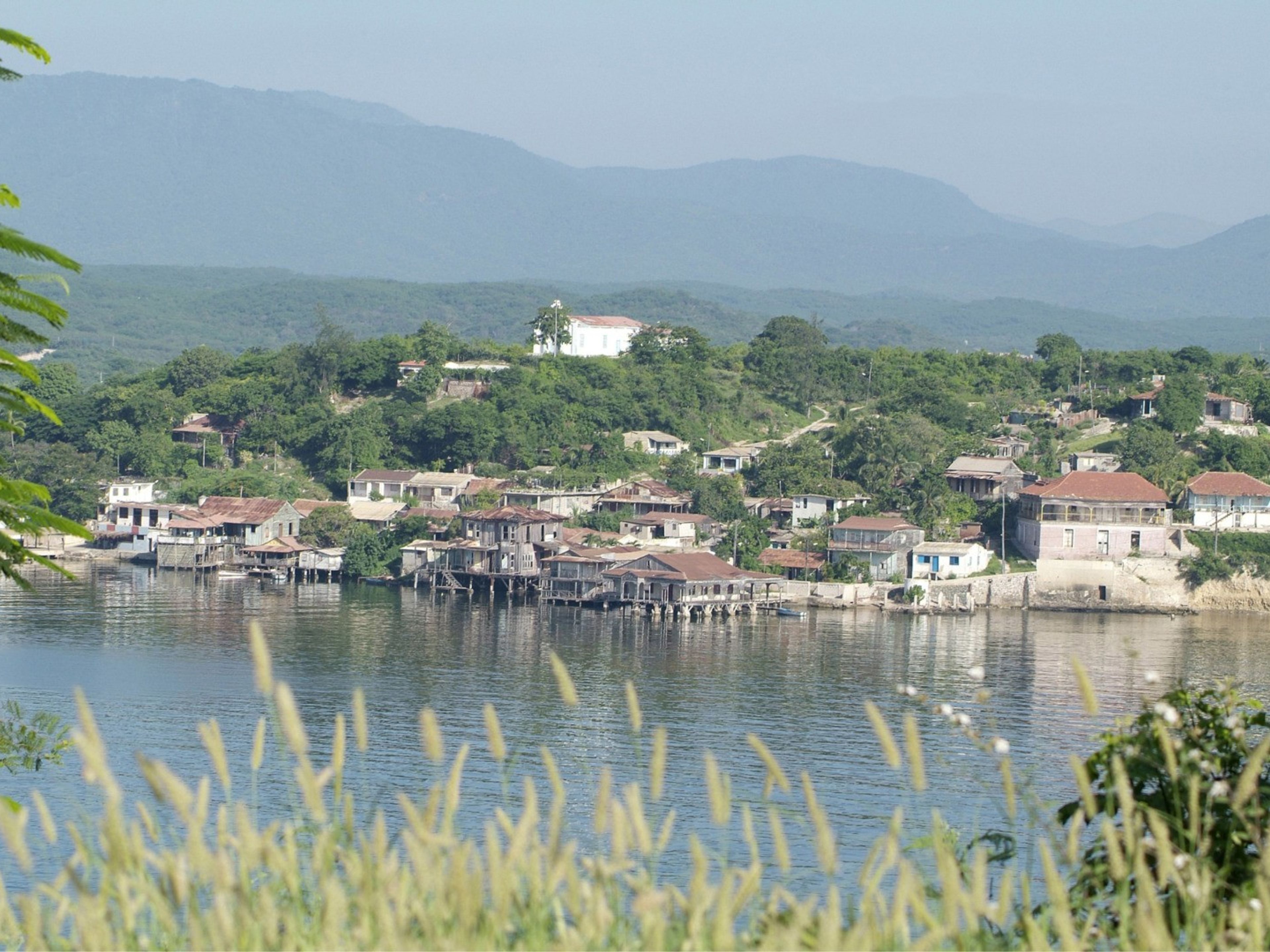 Тур "ЗАМОК МОРРО + СВЯТИЛИЩЕ ЭЛЬ КОБРЕ". Santiago de Cuba bay and Cayo Granma panoramic view