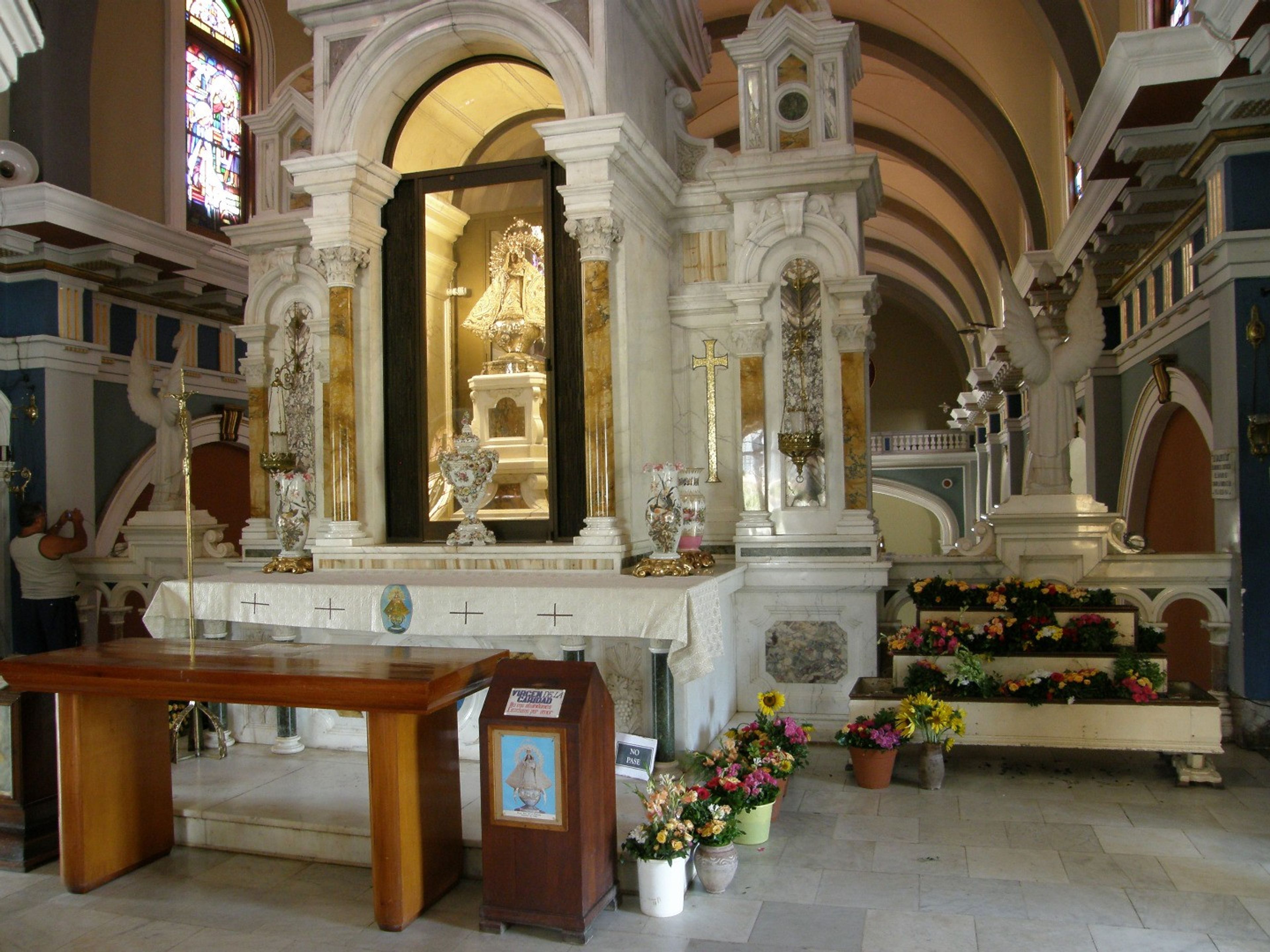 Тур "ЗАМОК МОРРО + СВЯТИЛИЩЕ ЭЛЬ КОБРЕ". Nuestra Señora de la Caridad del Cobre Sanctuary view, Santiago de Cuba