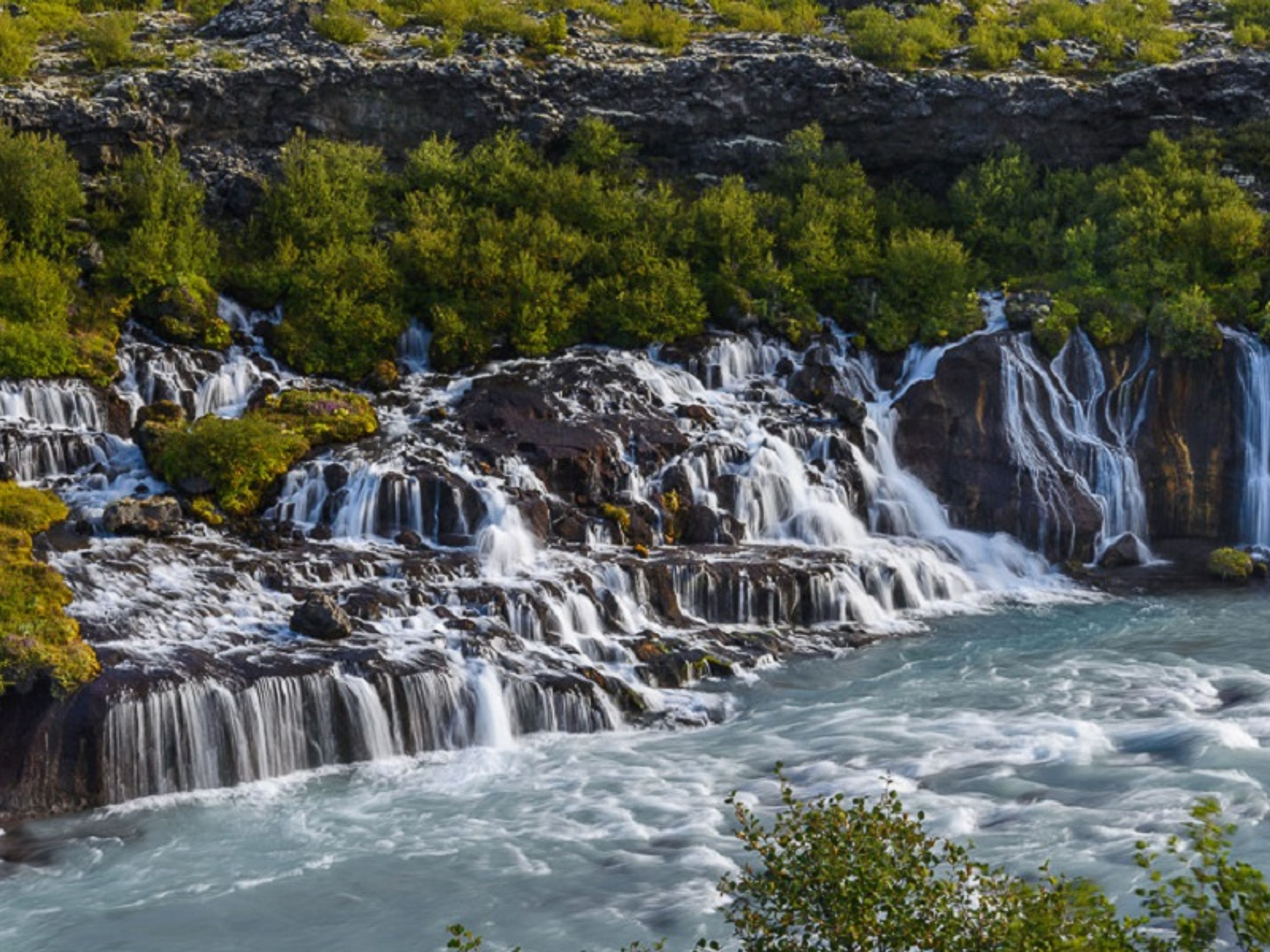 Excursão Privada "CÍRCULO DE PRATA + BANHOS GEOTÉRMICOS KRAUMA". Hraunfossar waterfall panoramic view, Iceland.