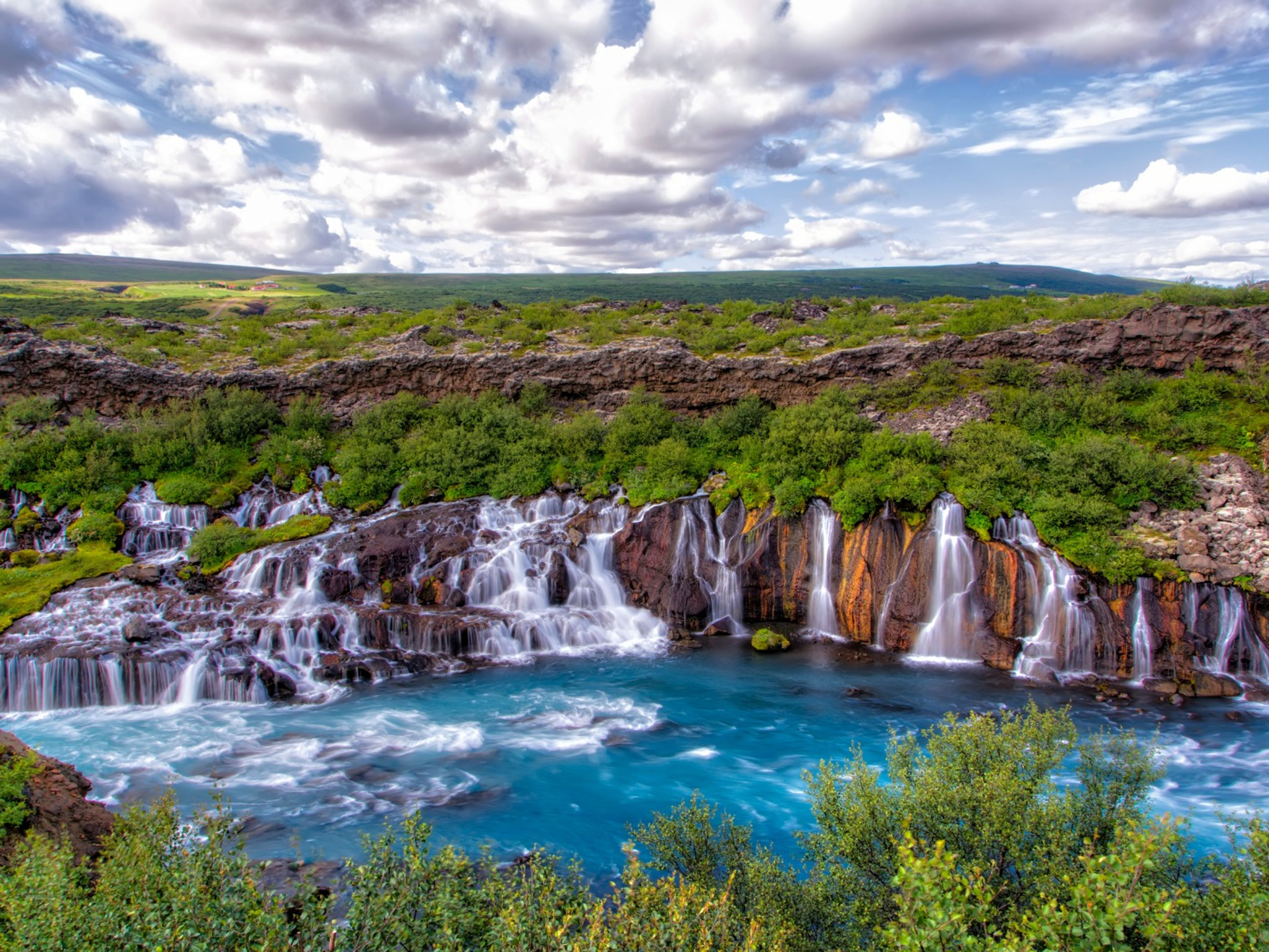 Частный тур "СЕРЕБРЯНЫЙ КРУГ + ГЕОТЕРМАЛЬНЫЕ ВАННЫ КРАУМА". Hraunfossar waterfall panoramic view, Iceland.