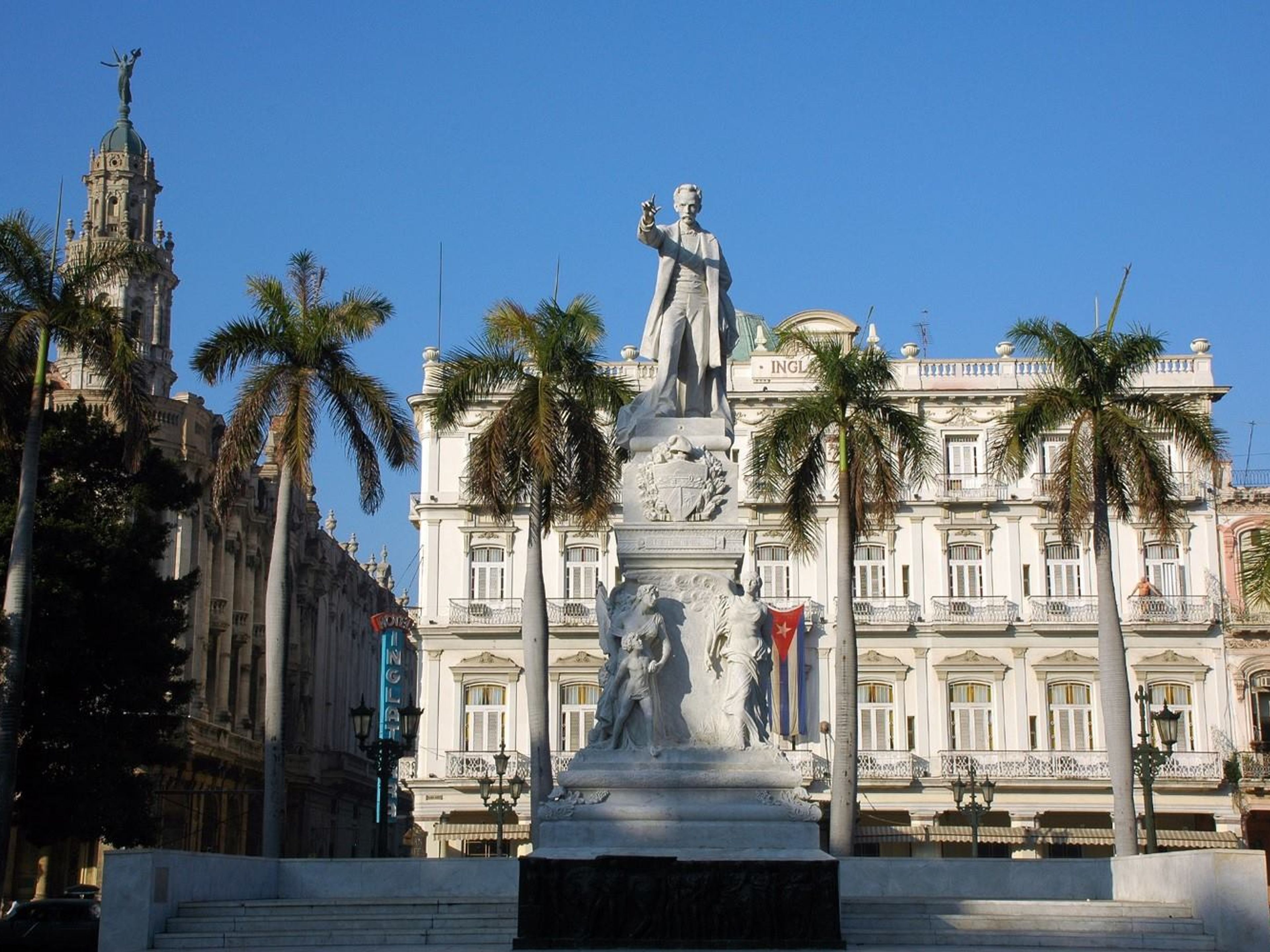 "HAVANNA, GESCHICHTE UND SPASS + BESUCH DES BUENA VISTA SOCIAL CLUB SHOW + ABENDESSEN IN AMERIKANISCHE OLDTIMER" Tour (OPTION 4). The José Martí Central Park panoramic view, Old Havana, Havana, Cuba.