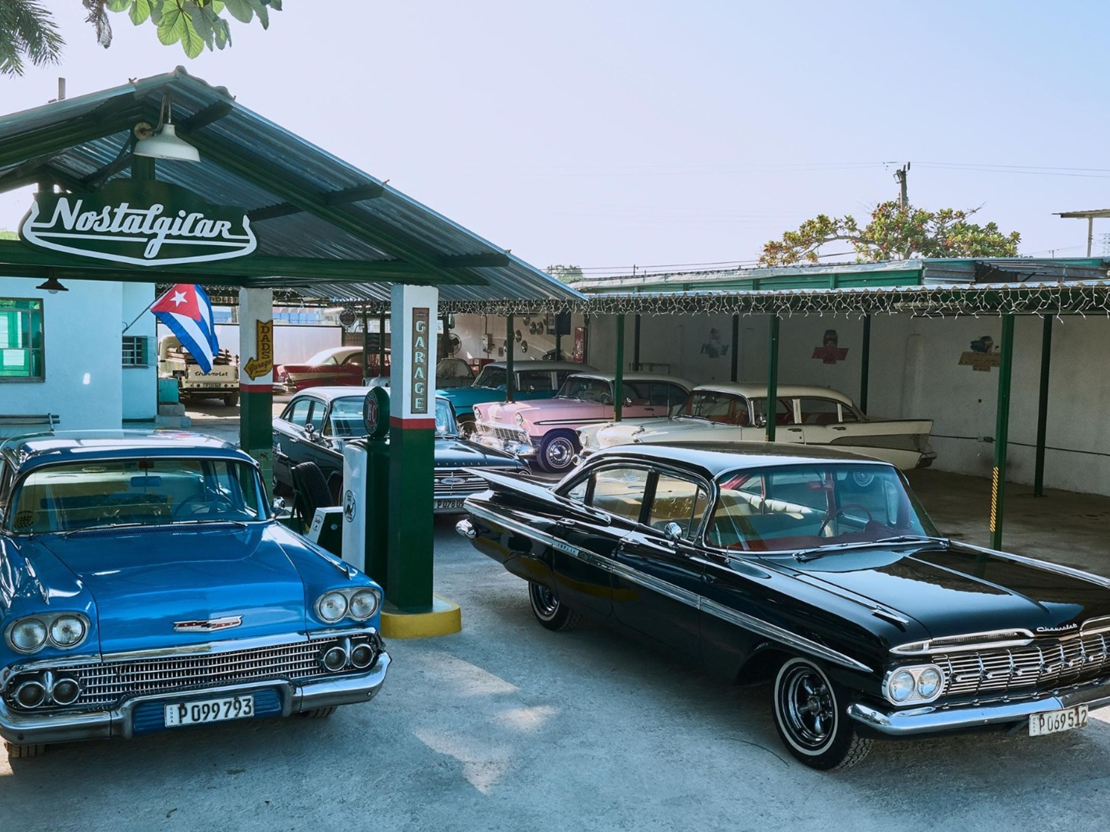 “NOSTALGIE AUF RADERN - AUF DEN STRASSEN HAVANNAS” Tour. NostalgiCar, A Cuban entrepreneur with a fascinating story of passion for American cars in Havana.