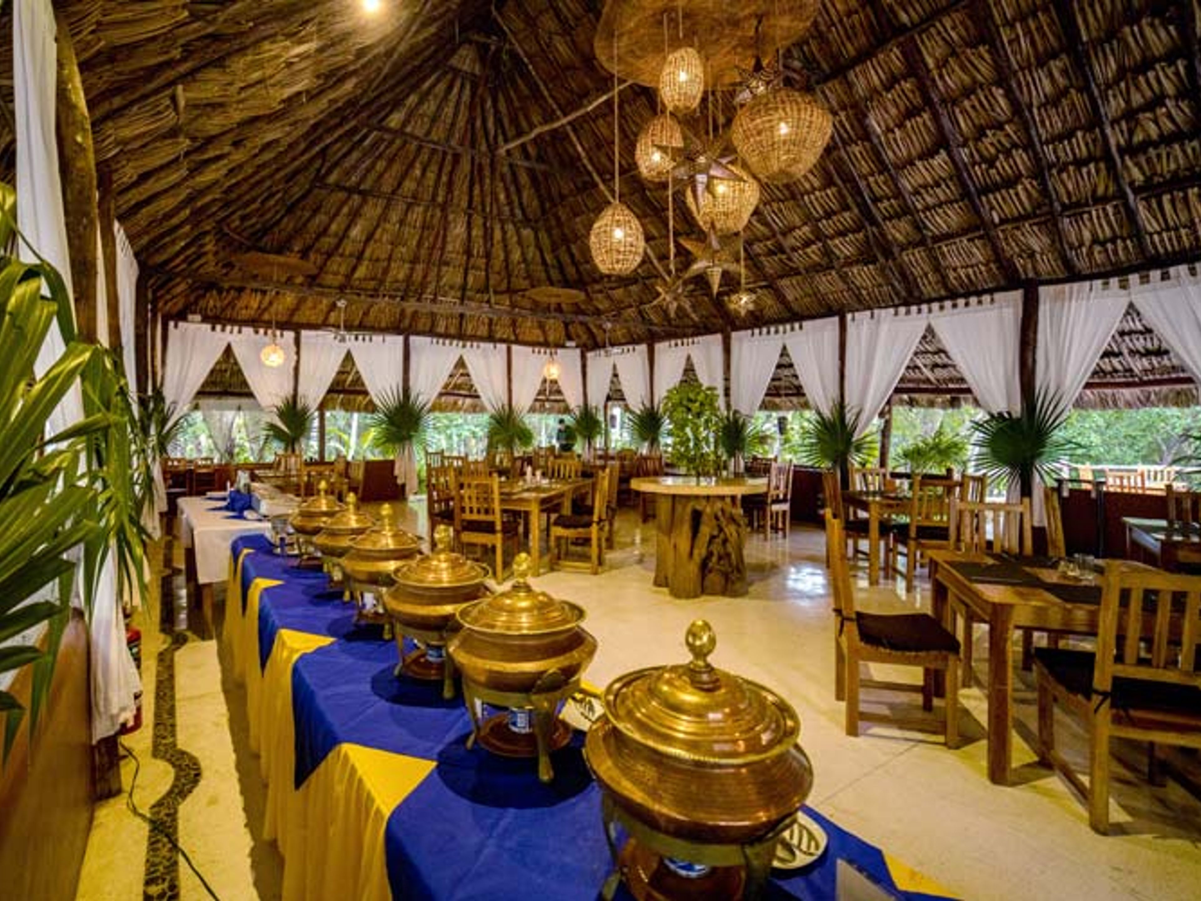 Excursión "Chichen Adventure Solo Buffet". Buffet restaurant in Chichen Adventure, with numerous typical Yucatecan dishes.