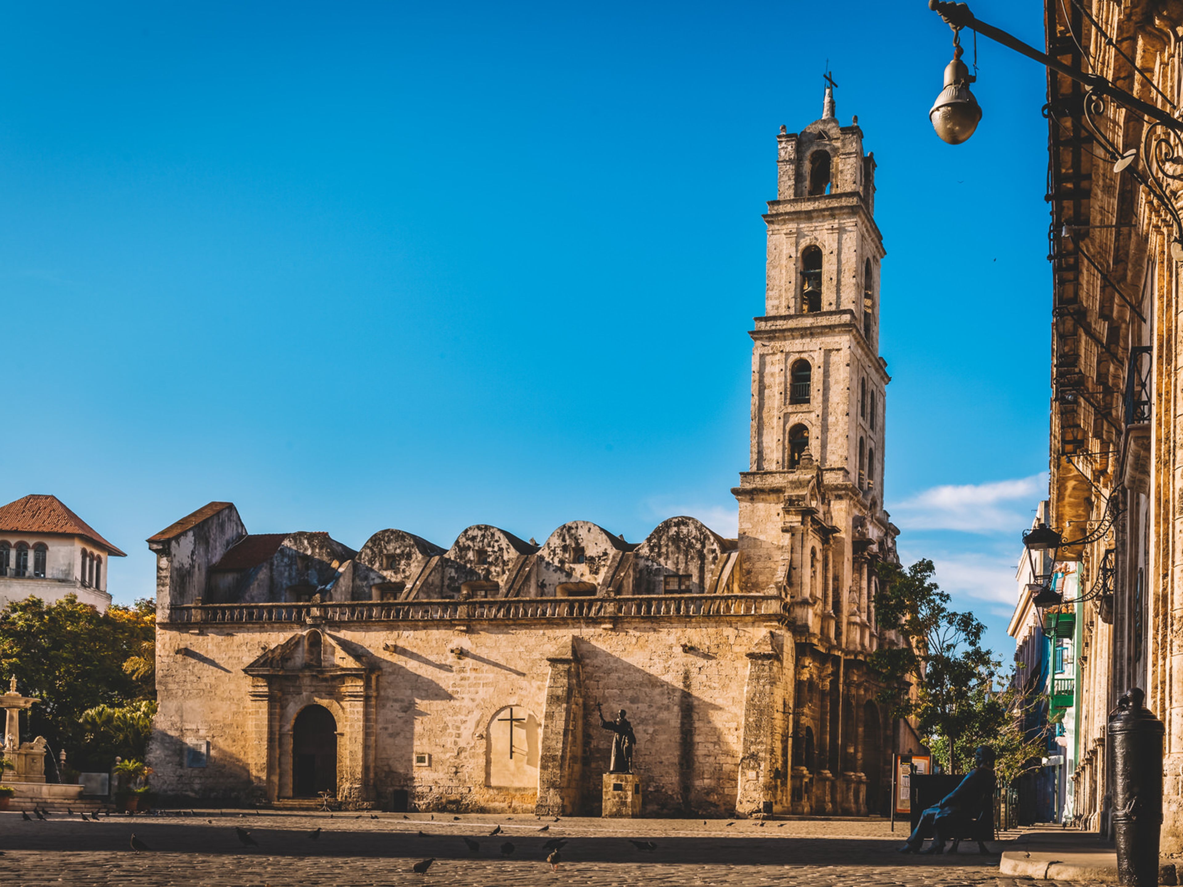 Excursão "VISITA COLONIAL + VISITA GUIADA AO CAPITÓLIO NACIONAL DE CUBA". Minor Basilica of Saint Francis of Assisi (Basílica Menor de San Francisco de Asís) panoramic view, Old Havana, La Habana, Cuba.