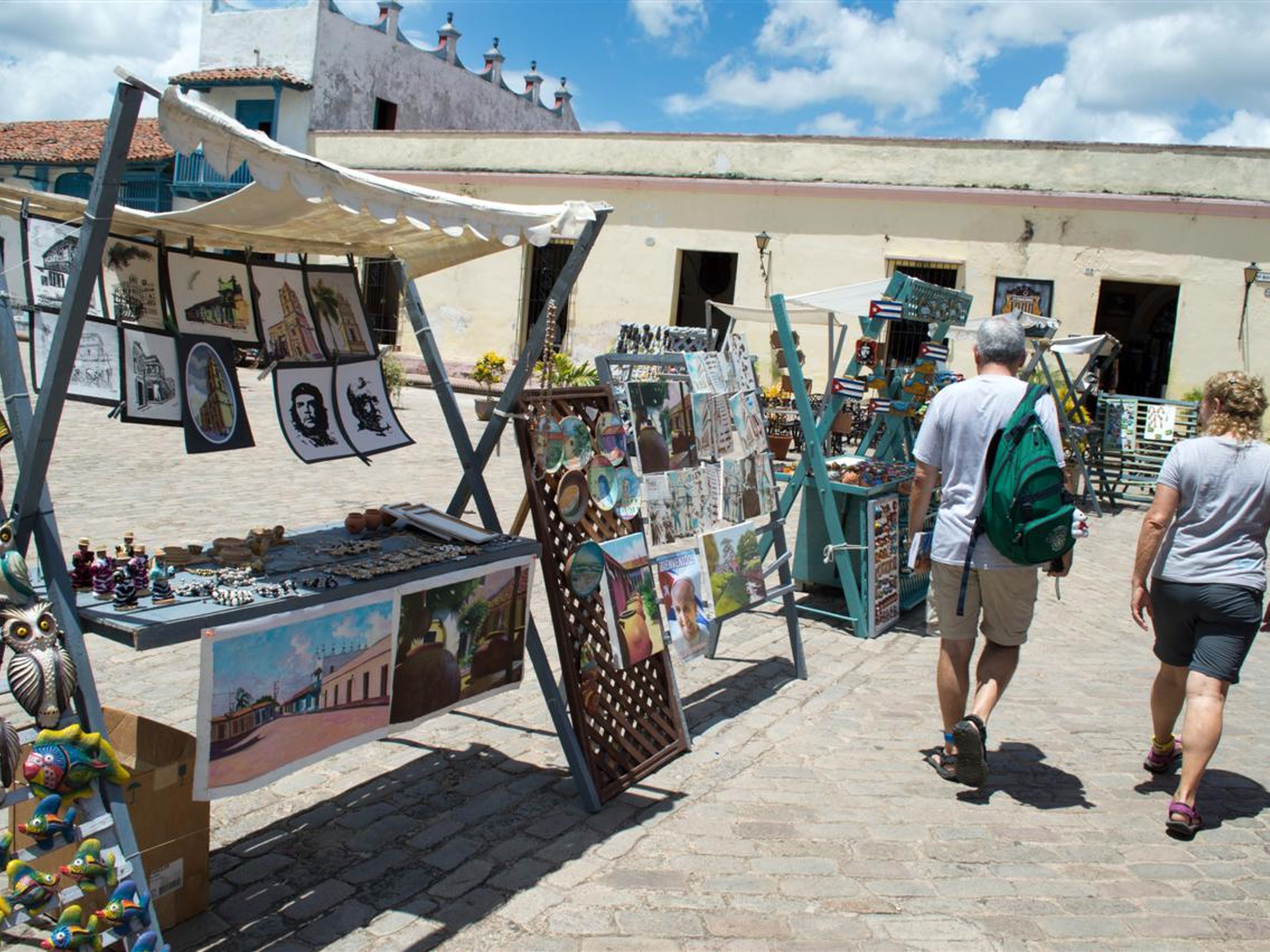 “Welcome to Camagüey” Tour. Souvenir & handcrafting market, San Juan de Dios square, Camagüey city