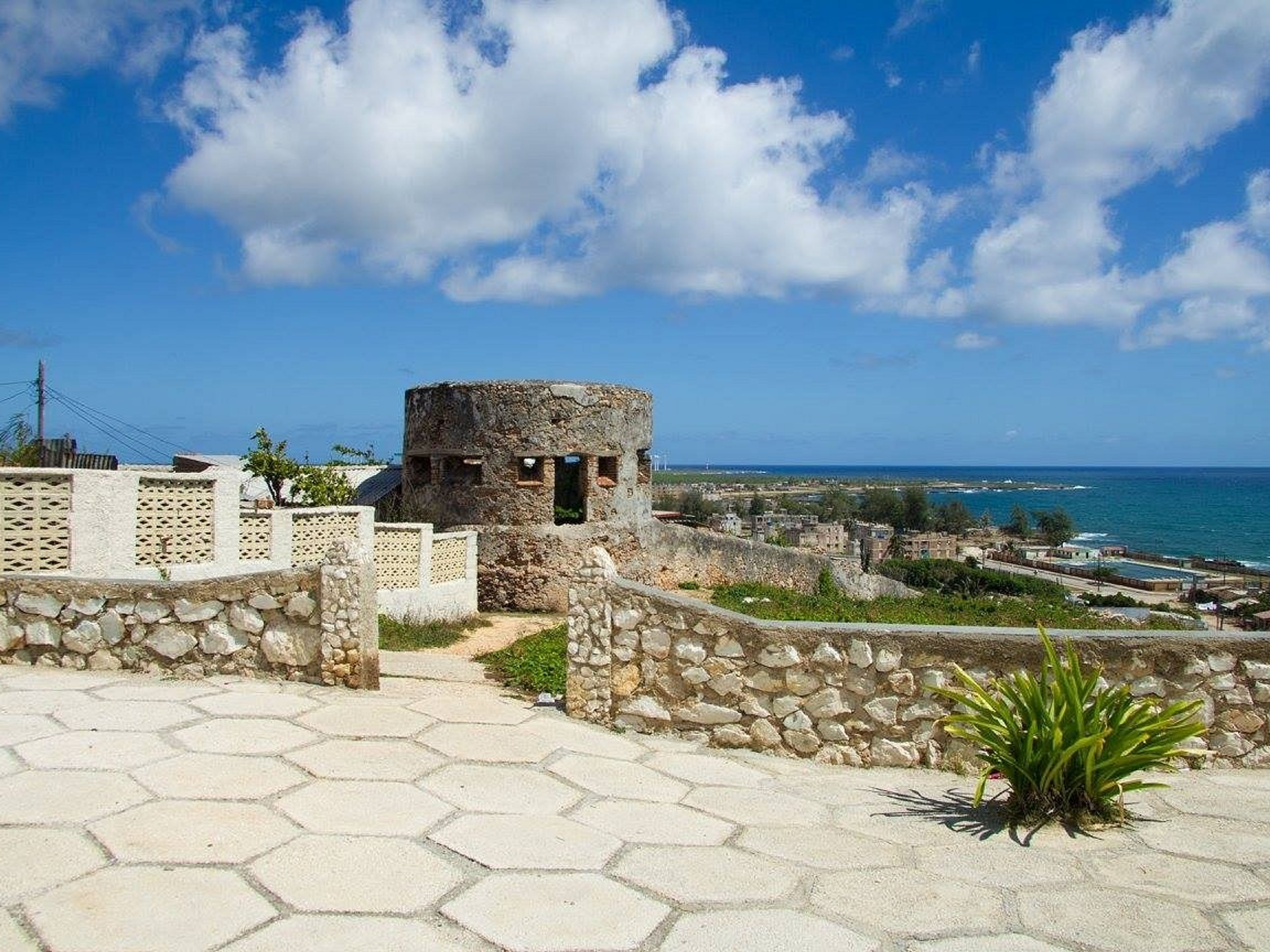 Tур "ПОСЕЩЕНИЕ ПЕЩЕРНОГО КОМПЛЕКСА ЛА ПОЛЬЯ ДЕЛЬ СЕМЕНТЕРИО". Gibara city panoramic view, Holguín, Cuba.
