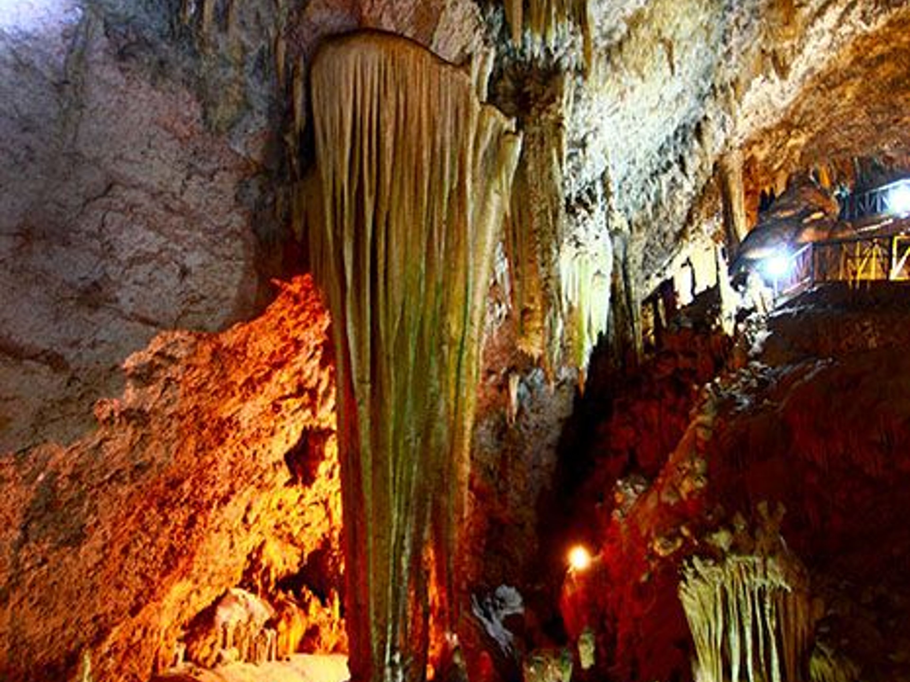 "Visita às cavernas de Bellamar em carro clássico americano". "Visit to the Bellamar Caves in American Classic Car" Tour