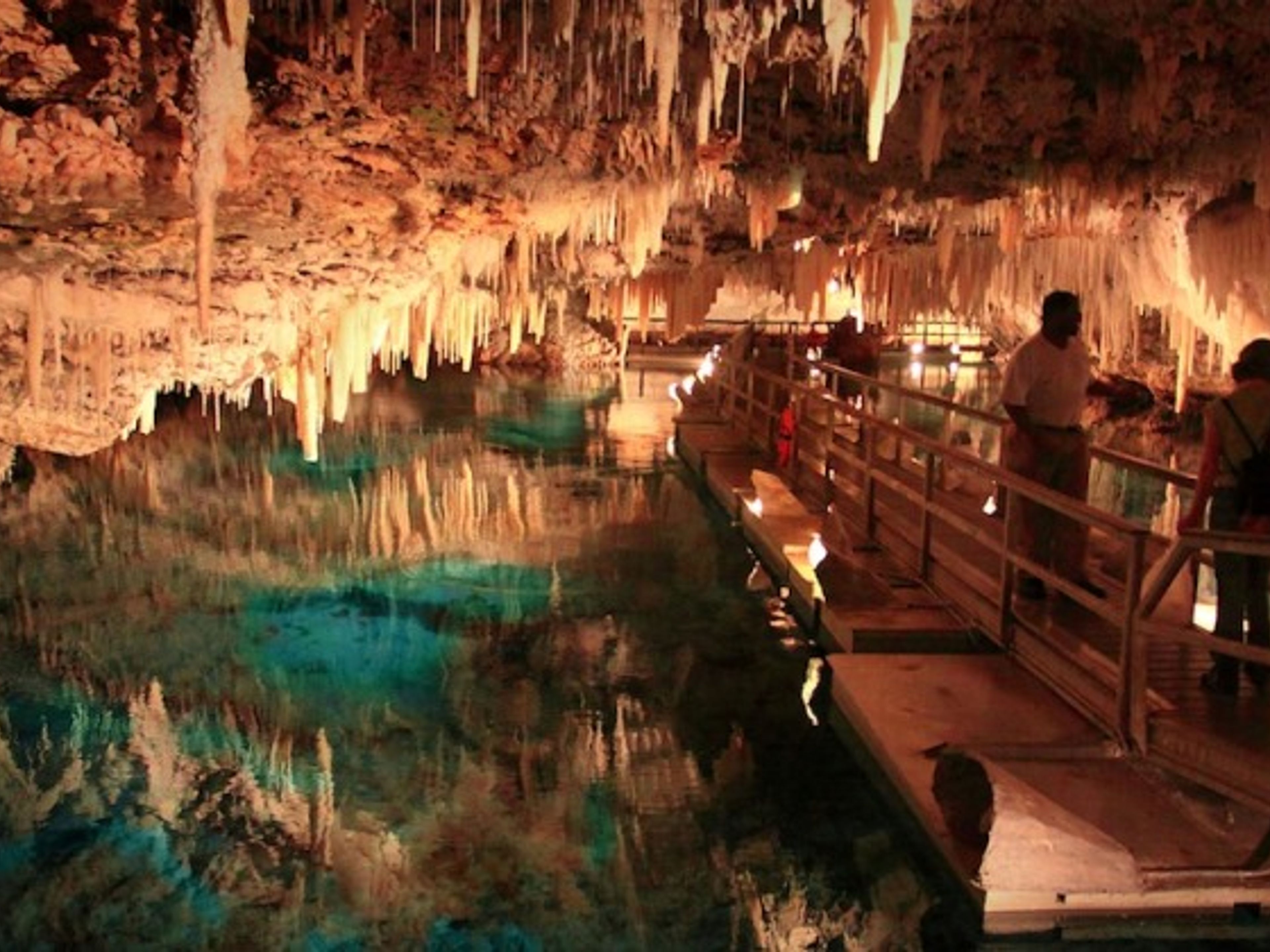 "Visita às cavernas de Bellamar em carro clássico americano". "Visit to the Bellamar Caves in American Classic Car" Tour