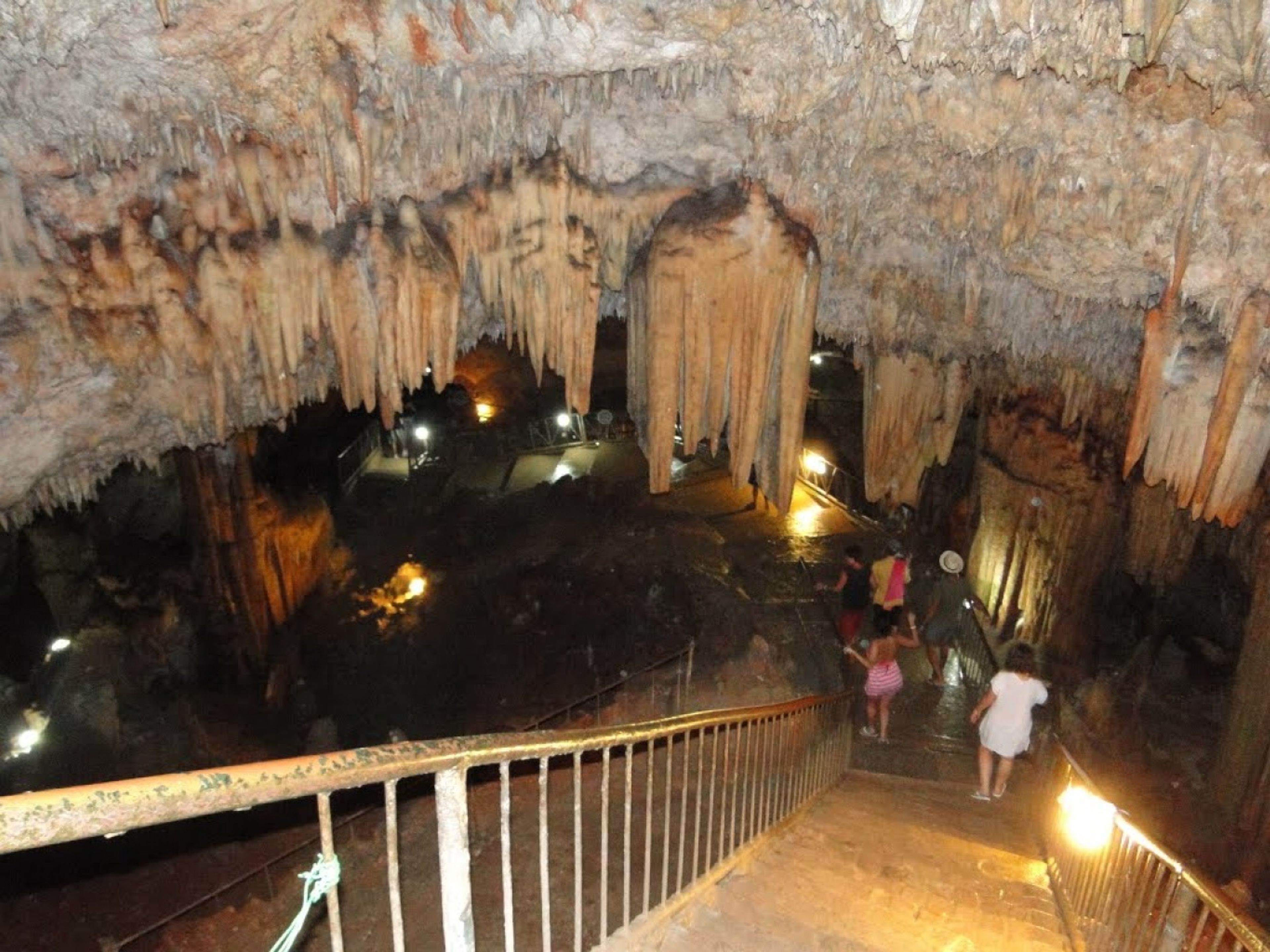 "Visita às cavernas de Bellamar em carro clássico americano". "Visit to the Bellamar Caves in American Classic Car" Tour