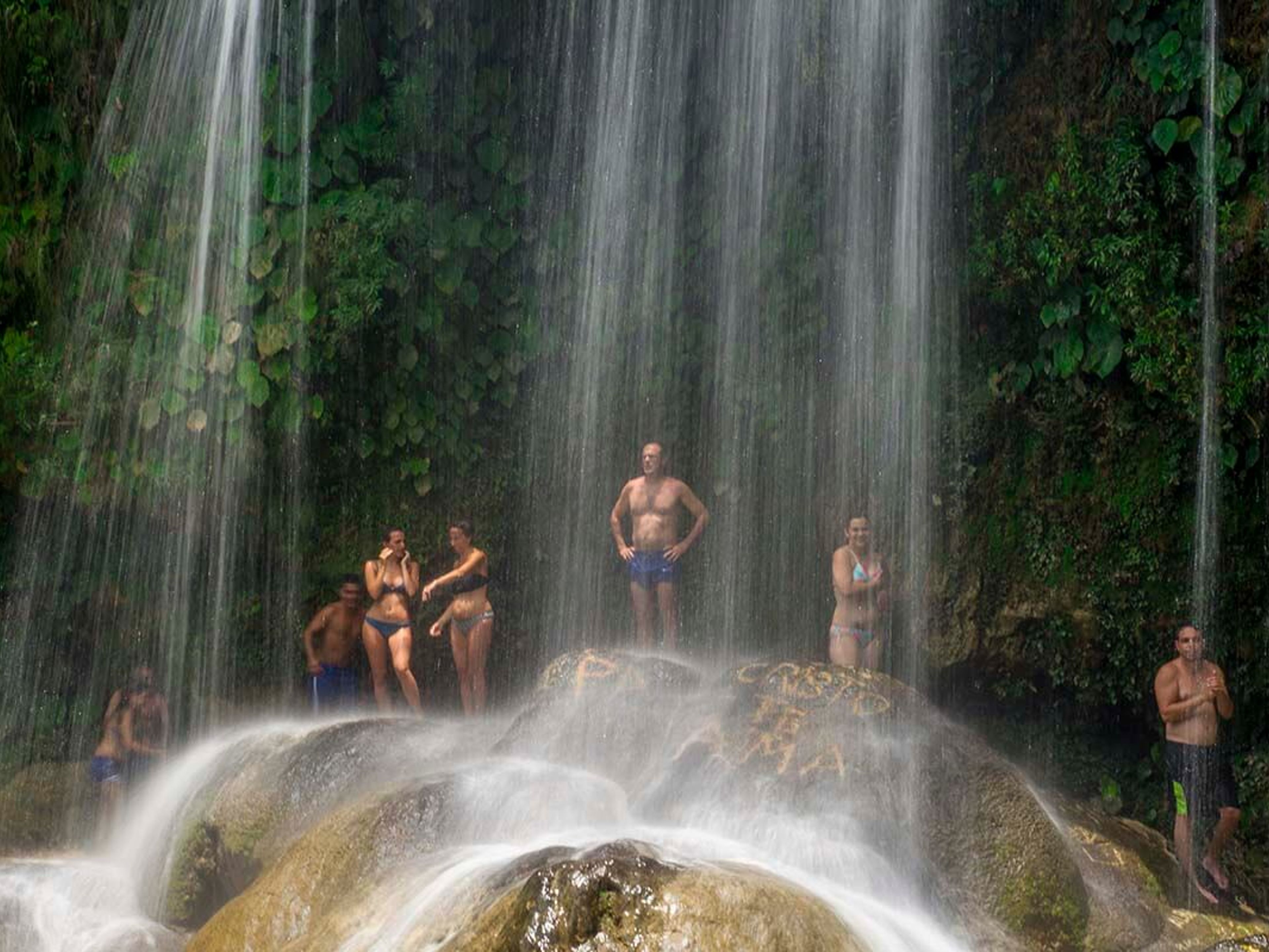 Tour "VOYAGE À SOROA EN VOITURES AMÉRICAINES CLASSIQUES". null