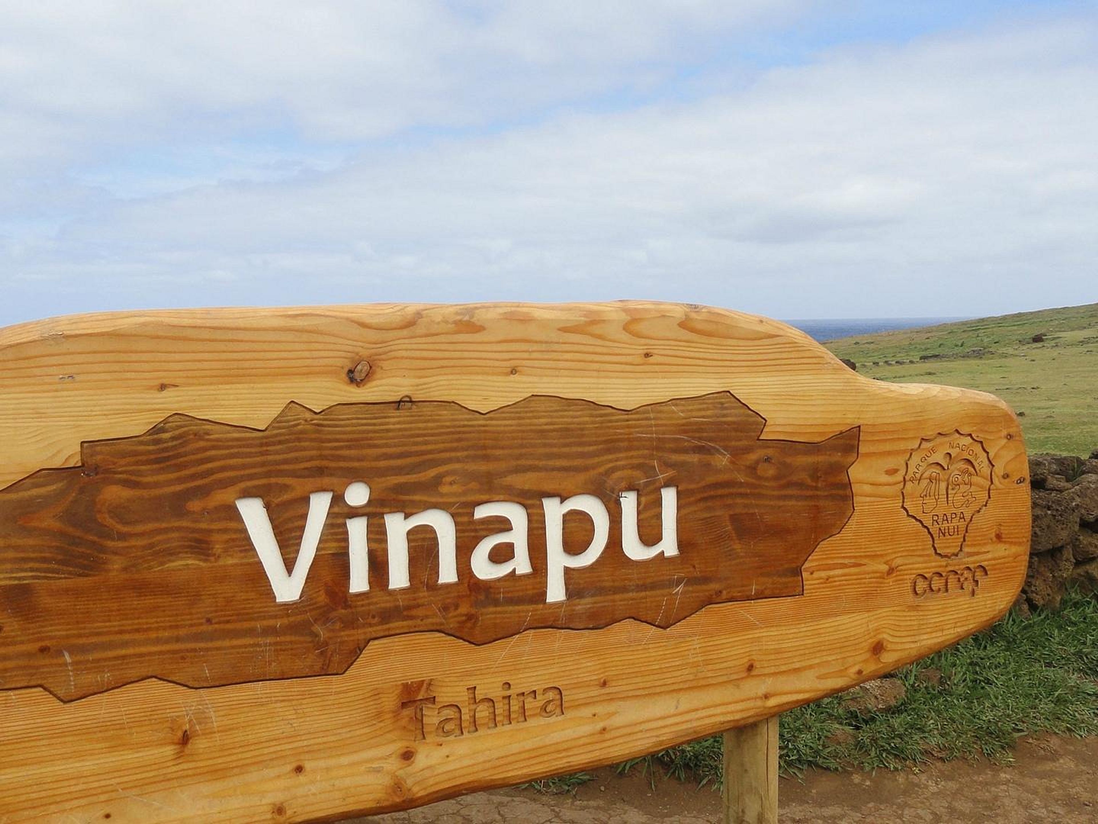 Tour "HOPUMANU E IL VILLAGGIO CERIMONIALE DI ORONGO". The Vinapú archaeological site, "HOPUMANU AND THE CEREMONIAL VILLAGE OF ORONGO" Tour, Rapa Nui, Chile.