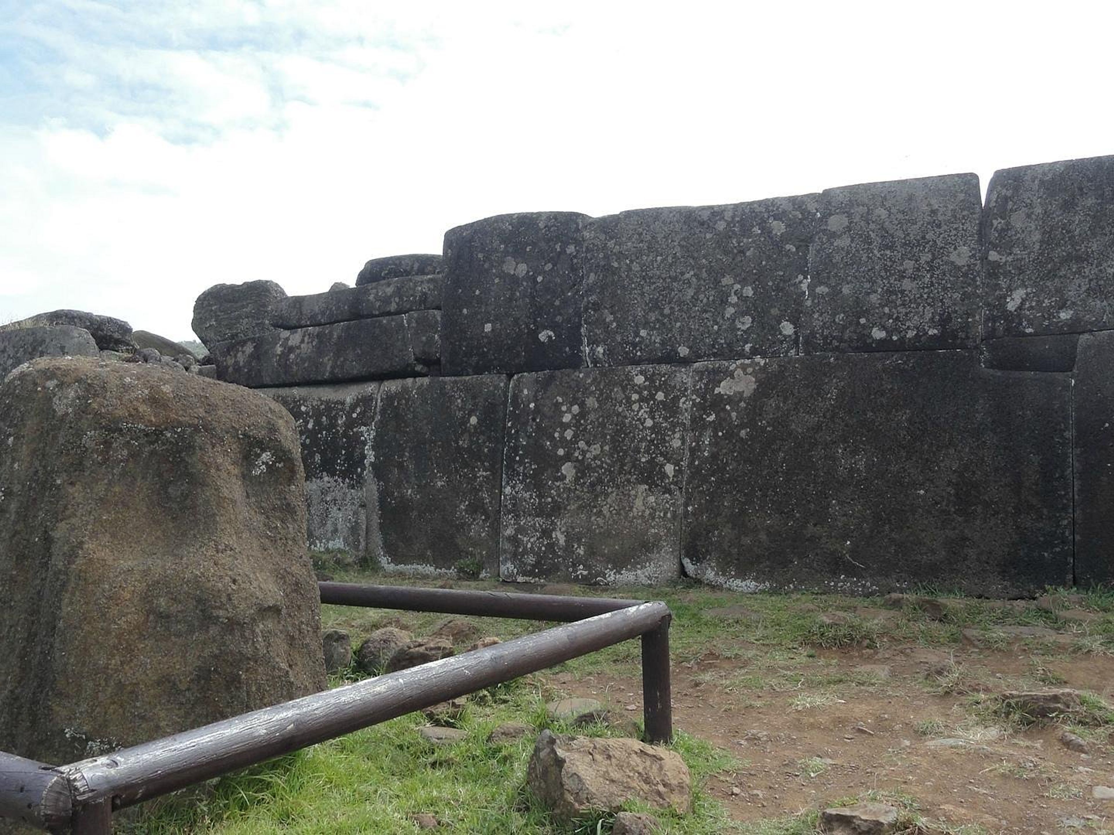 Tour "HOPUMANU E IL VILLAGGIO CERIMONIALE DI ORONGO". The Vinapú archaeological site, "HOPUMANU AND THE CEREMONIAL VILLAGE OF ORONGO" Tour, Rapa Nui, Chile.