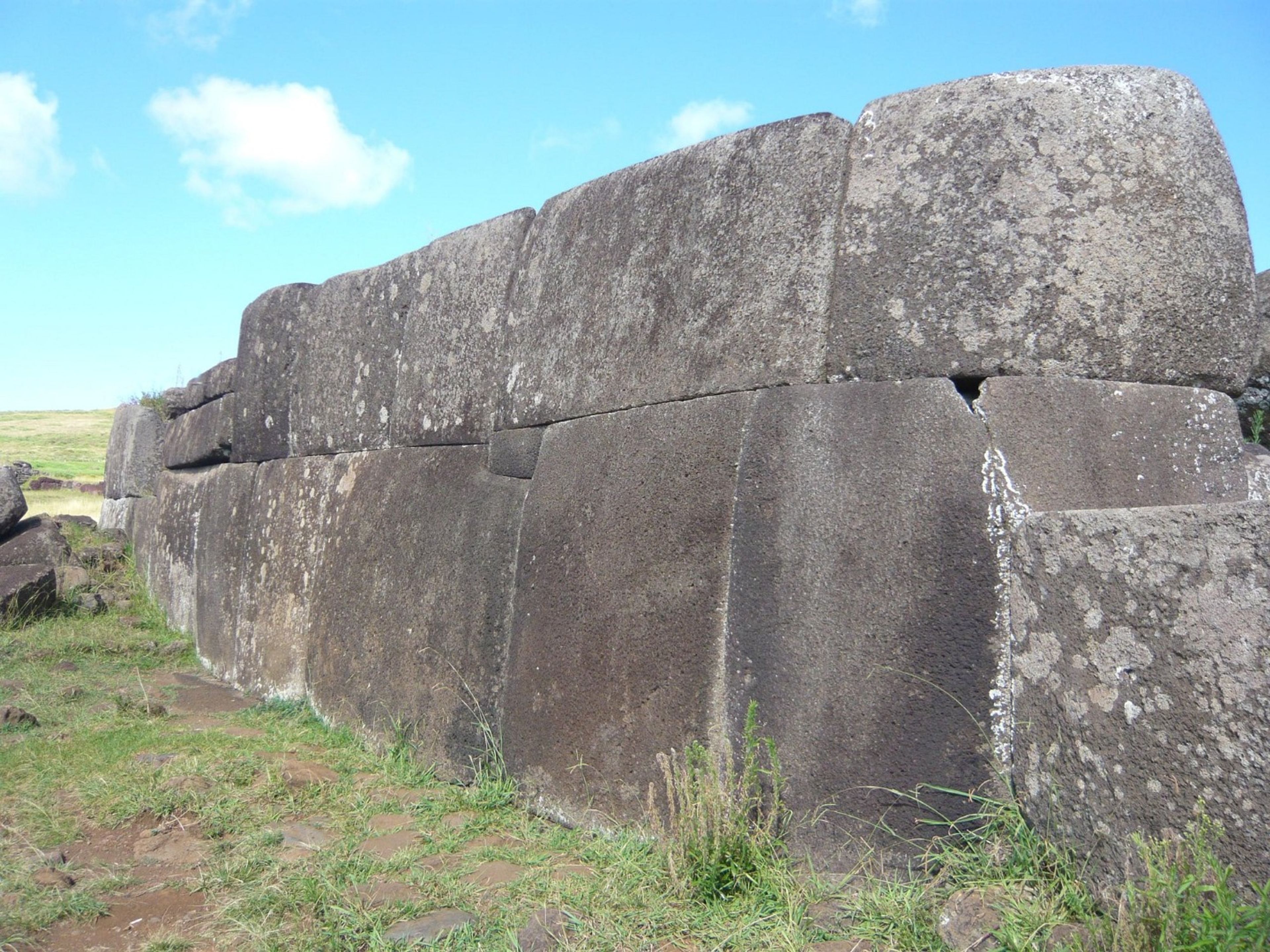 Tour "HOPUMANU ET LE VILLAGE CÉRÉMONIEL D'ORONGO". The Vinapú archaeological site, "HOPUMANU AND THE CEREMONIAL VILLAGE OF ORONGO" Tour, Rapa Nui, Chile.