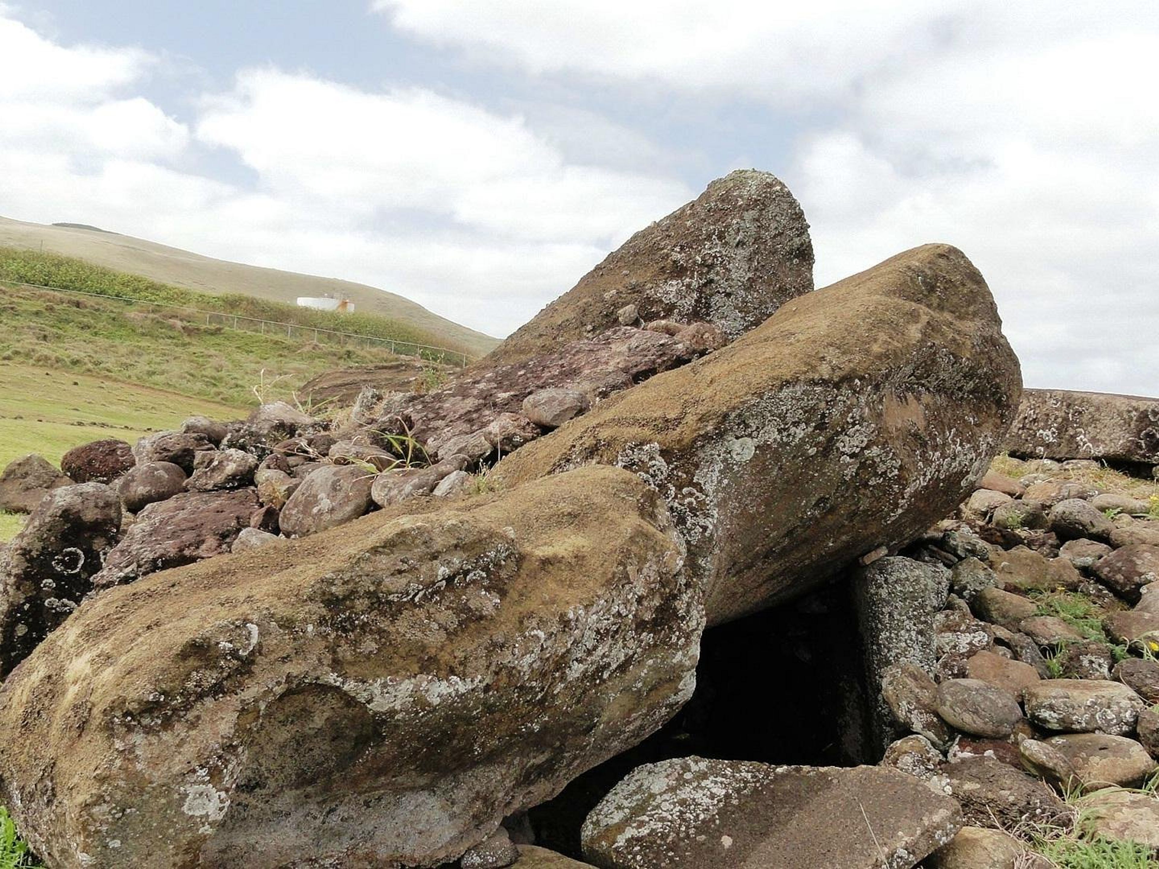 Tour "HOPUMANU E IL VILLAGGIO CERIMONIALE DI ORONGO". The Vinapú archaeological site, "HOPUMANU AND THE CEREMONIAL VILLAGE OF ORONGO" Tour, Rapa Nui, Chile.