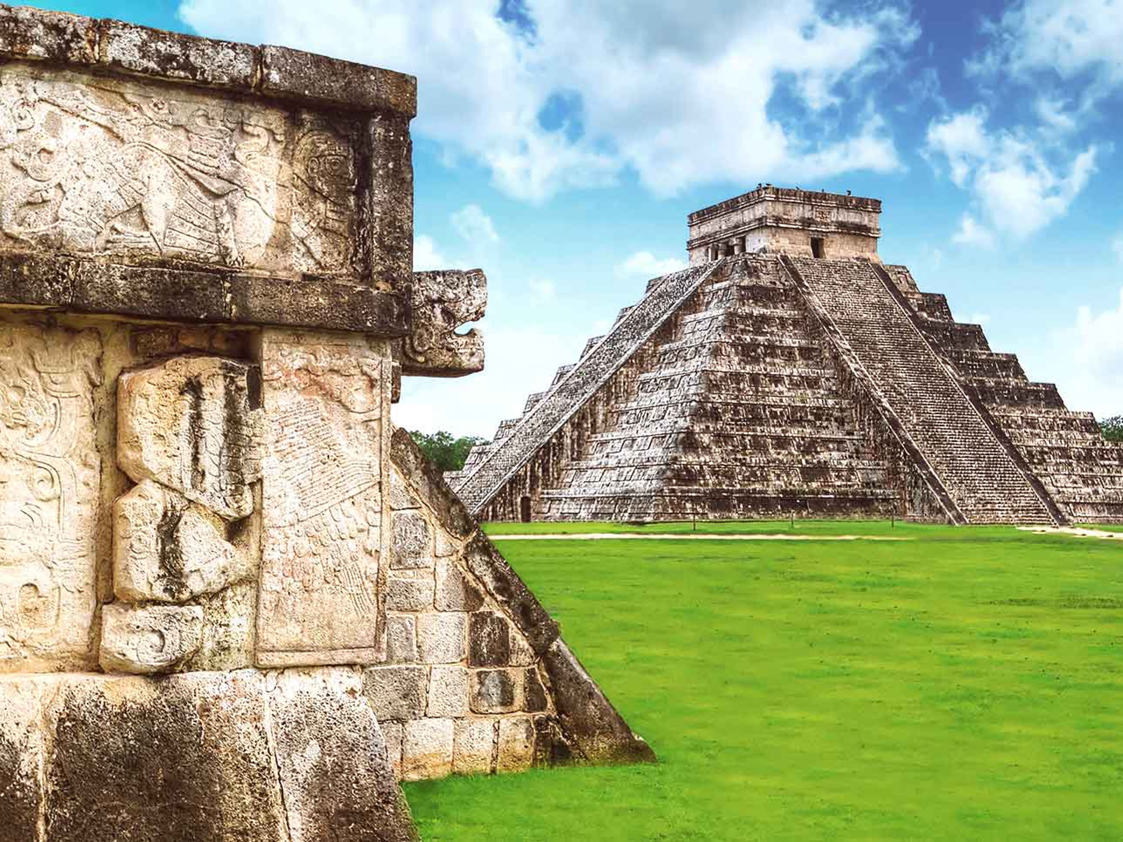 Tour "Private Chichen Itza Classic". "El Castillo", also known as Temple of Kukulcan is the center of the archaeological site in Chichen Itza, Cancun, Mexico