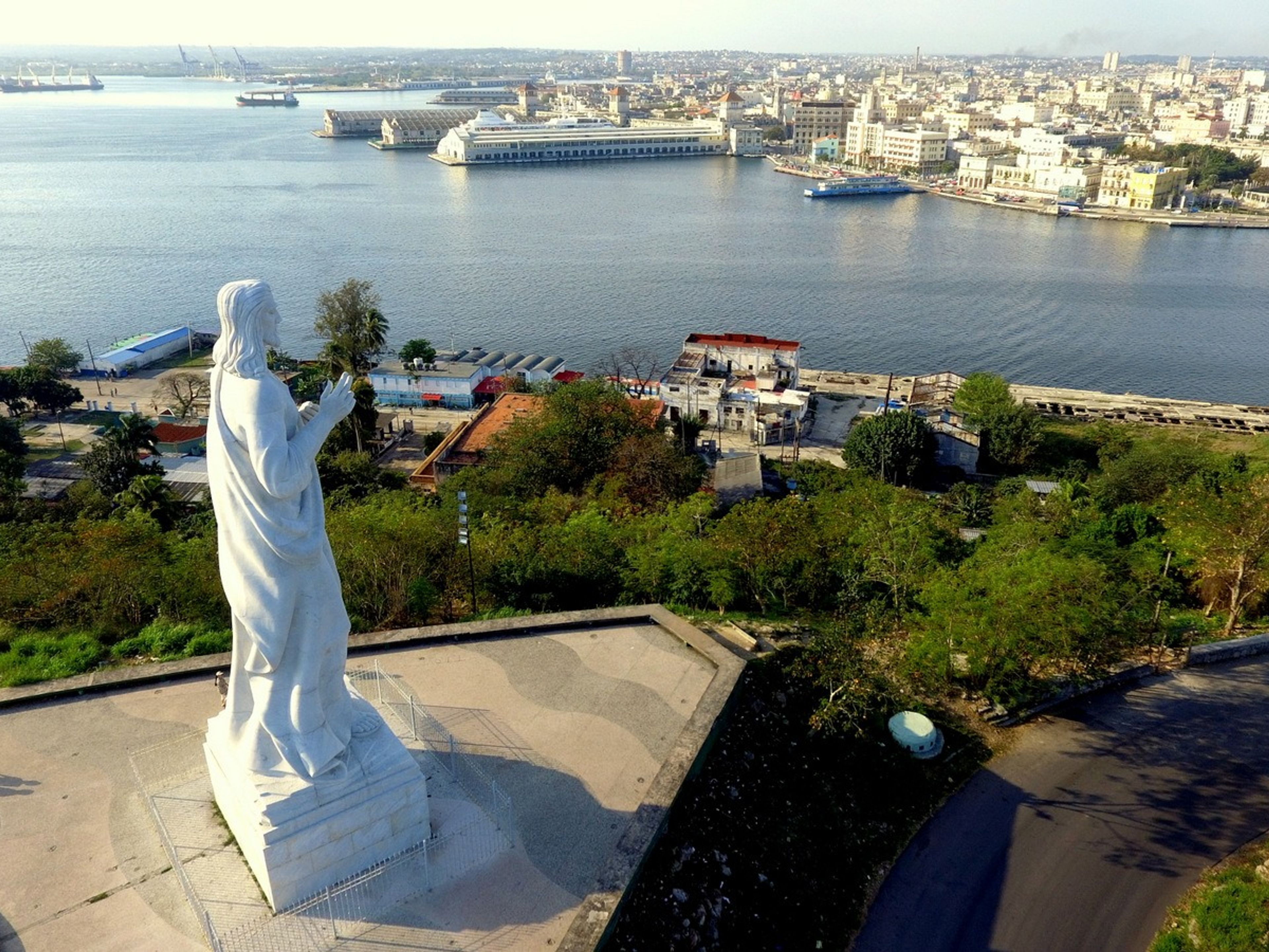 Excursão "HAVANA, HISTÓRIA E DIVERSÃO + VISITA OPCIONAL AO CABARET TROPICANA EM AUTOMÓVEIS CLÁSSICOS AMERICANOS" (OPÇÃO 1). El Cristo de La Habana (The Christ of Havana monument), Old Havana, Havana, Cuba.