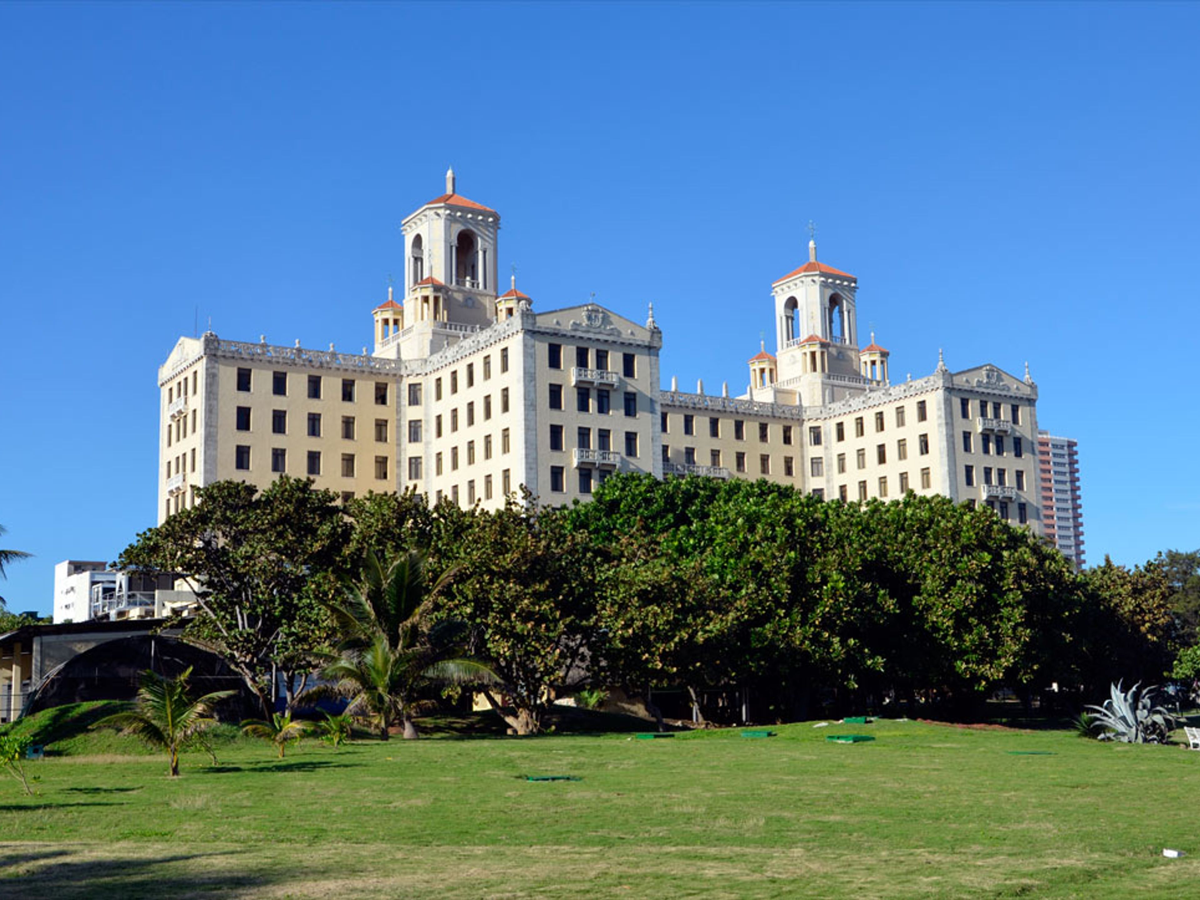 Tour "L'AVANA, STORIA E DIVERTIMENTO + VISITA OPZIONALE AL CABARET TROPICANA IN AUTO D'EPOCA AMERICANE" (OPZIONE 1). Hotel Nacional de Cuba, panoramic view, Vedado, Havana, Cuba.