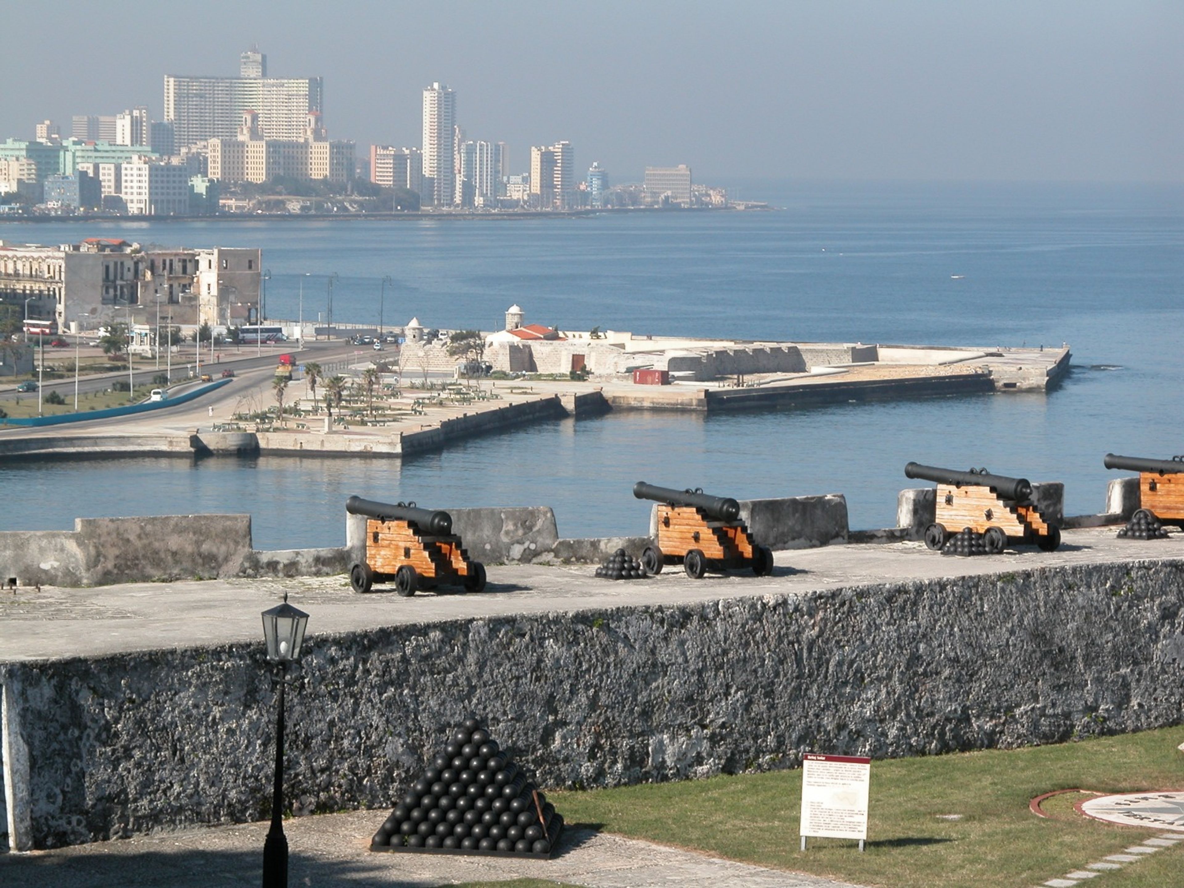 Excursão "HAVANA, HISTÓRIA E DIVERSÃO + VISITA OPCIONAL AO CABARET TROPICANA EM AUTOMÓVEIS CLÁSSICOS AMERICANOS" (OPÇÃO 1). Fortaleza de San Carlos de la Cabaña San Carlos de la Cabaña fortress), a UNESCO World Heritage Site; Old Havana, Havana, Cuba.