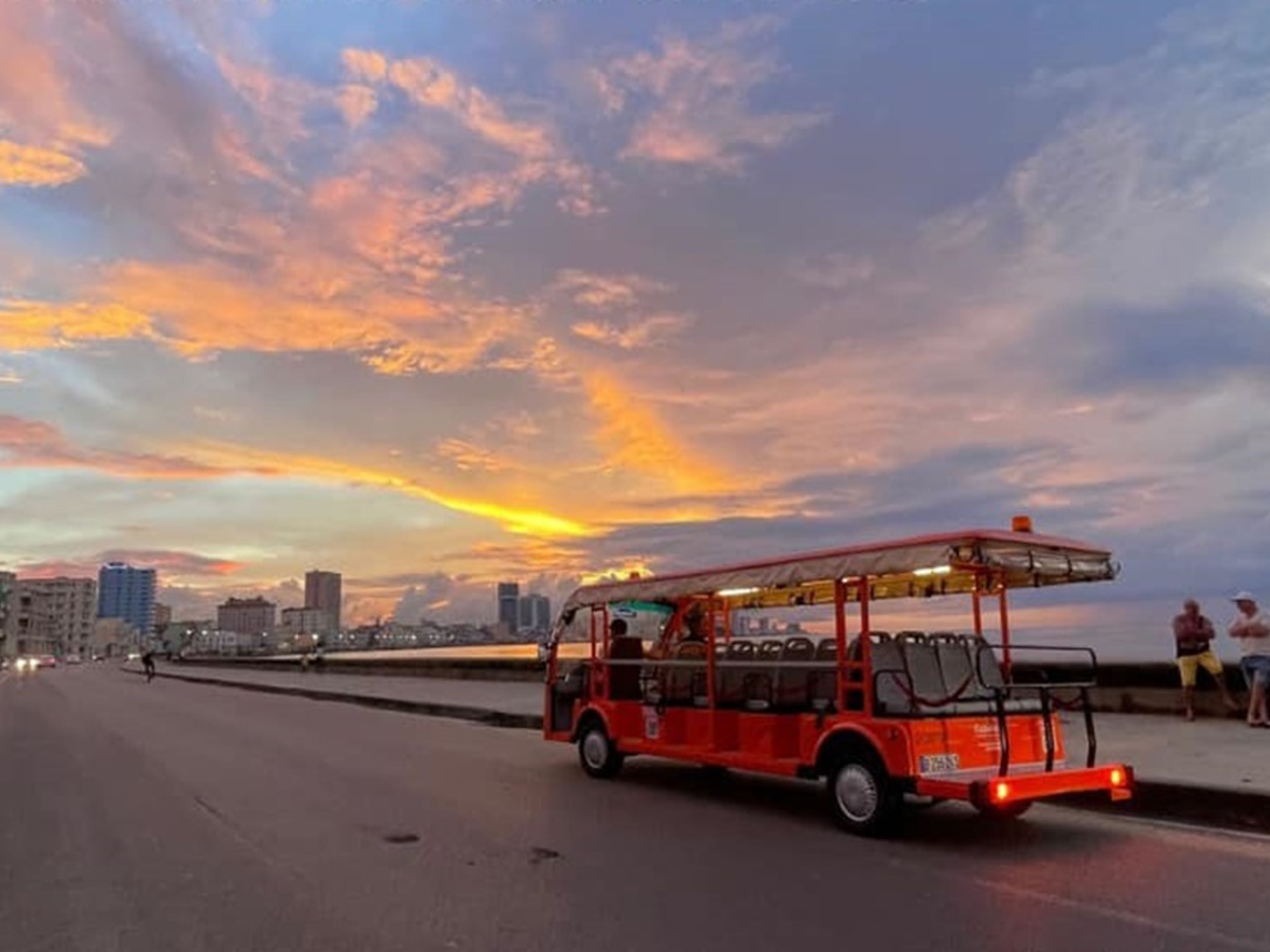 Tour "NOTTI A L'AVANA: TOUR DELLA CITTÀ AL TRAMONTO". "HAVANA NIGHTS: SUNSET CITY TOUR" Tour, La Habana, Cuba.