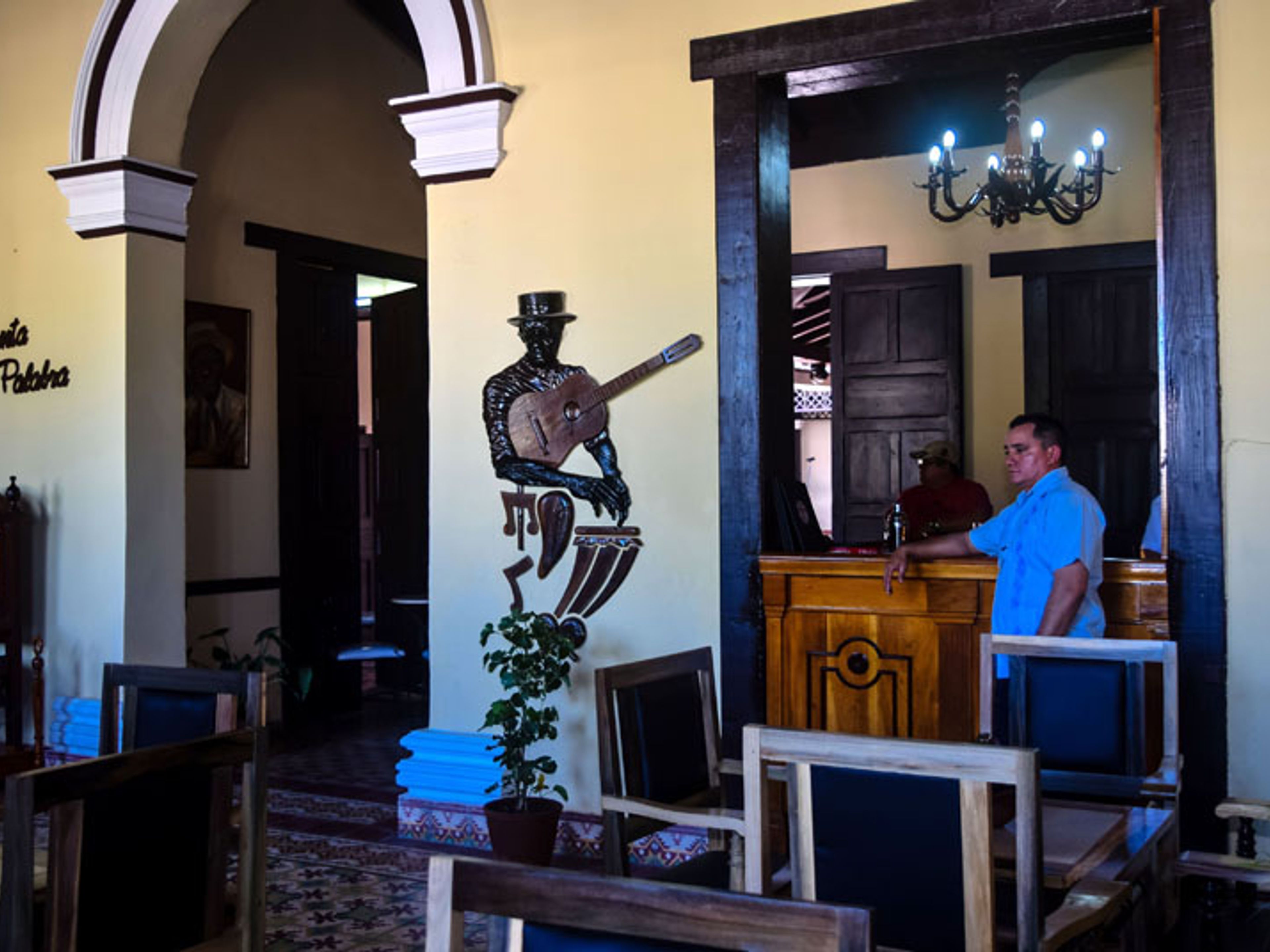 "CUBA: ZUCKER, TABAK UND RUM" Tour. Casa de la Trova, Holguín City