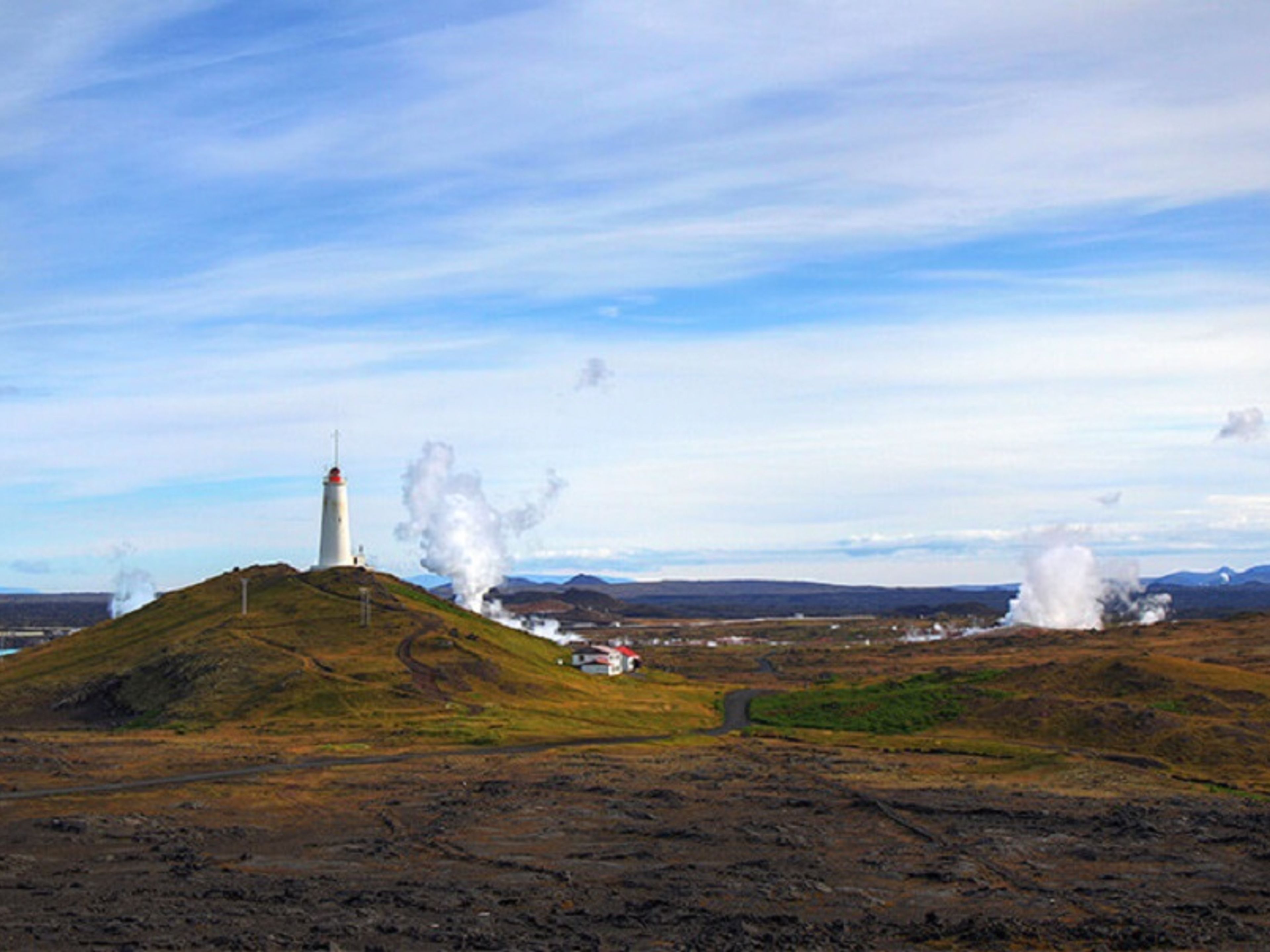 Excursão Privada "PENÍNSULA DE REYKJANES + VALLE DE LAVA VULCÃO FAGRADALSFJALL". Reykjanesviti is the oldest lighthouse in Iceland.