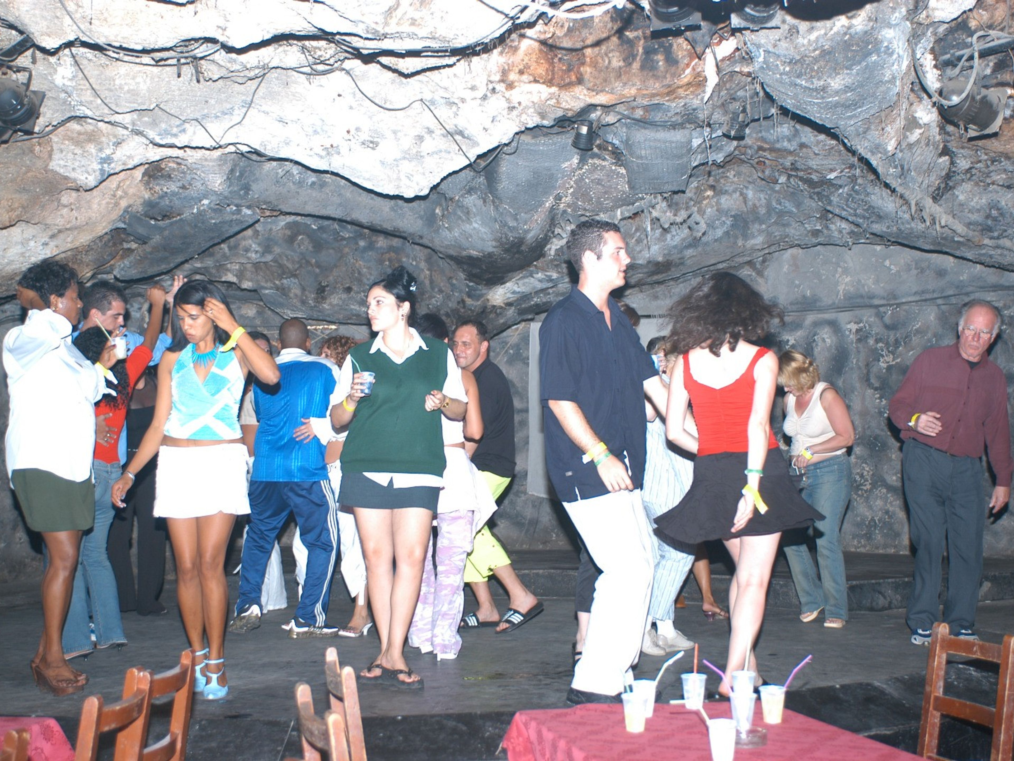 "Куэва дель Пирата кабаре" Показать. Dancing at cueva del pirata cabaret