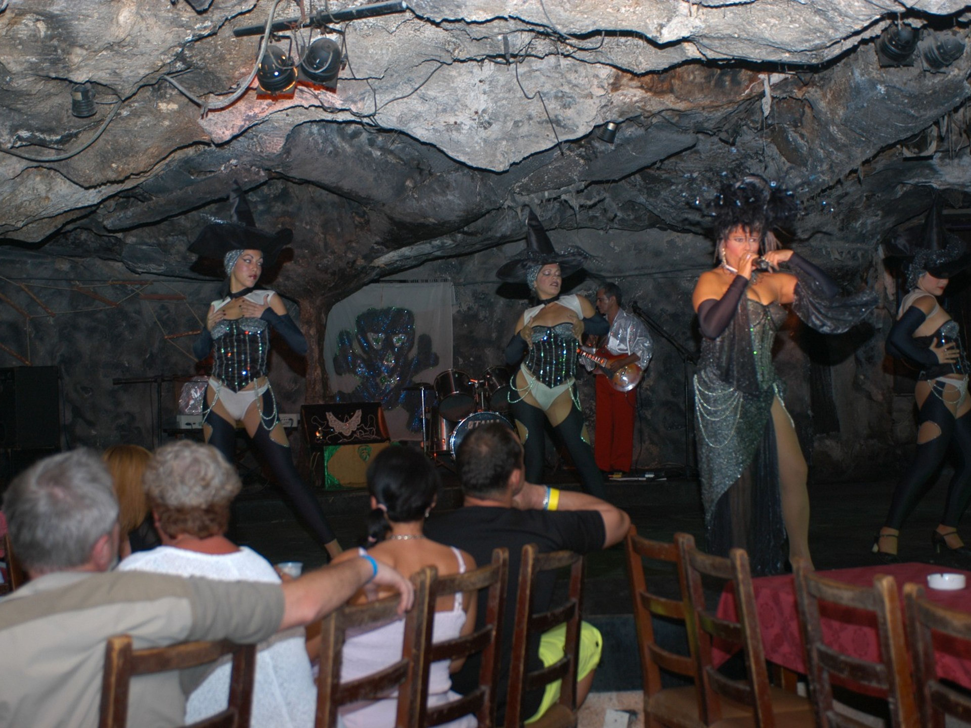 "Куэва дель Пирата кабаре" Показать. Cueva del pirata cabaret show