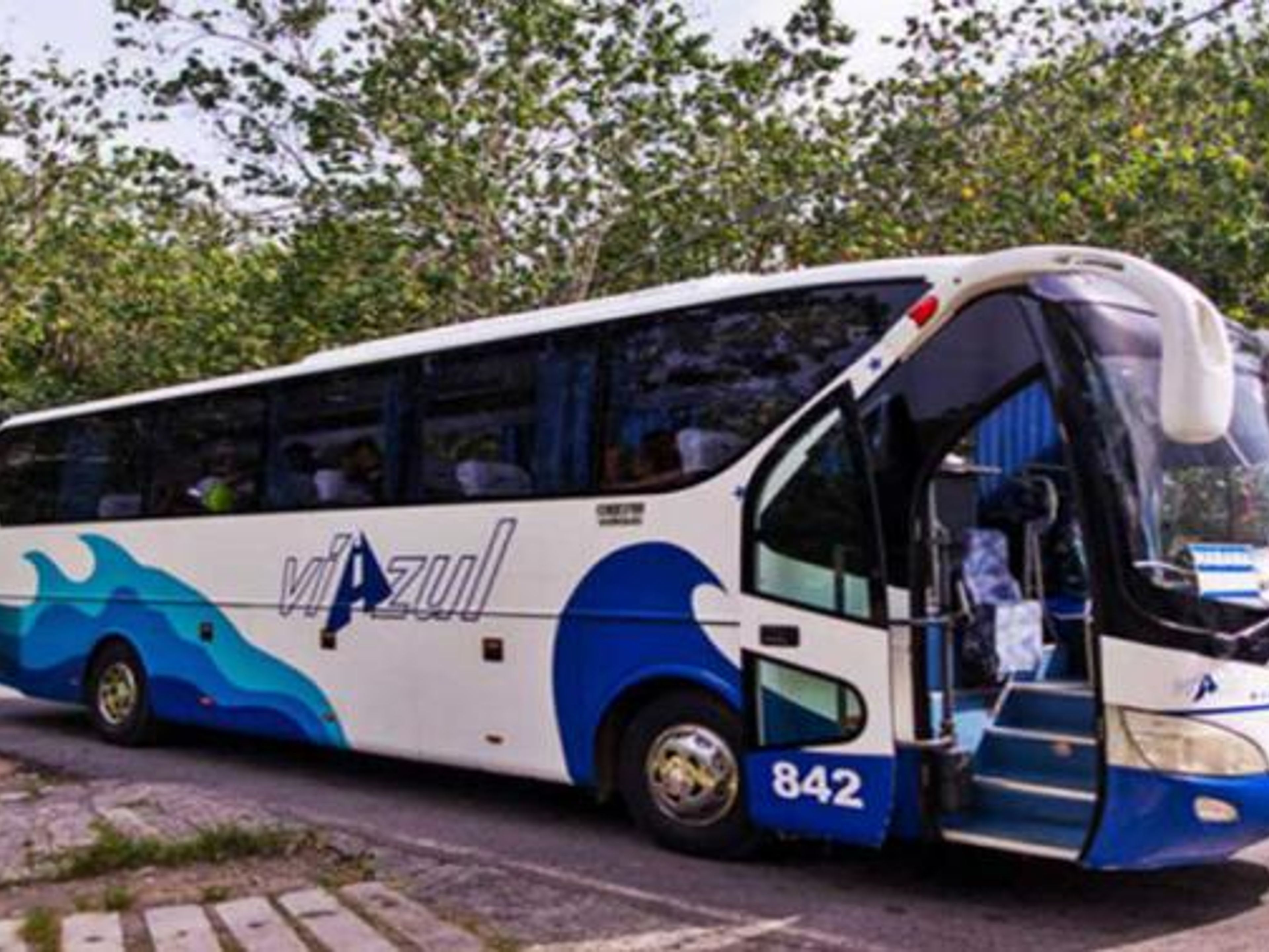 “VIAZUL CUBA: ”SANTIAGO DE CUBA / BAYAMO / AÉROPORT DE HOLGUÍN / HOLGUÍN / LAS TUNAS / SANCTI SPÍRITUS / SANTA CLARA / AÉROPORT DE LA HAVANE / LA HAVANE” Services de transfert collectif. “VIAZUL CUBA: SANTIAGO DE CUBA / BAYAMO / HOLGUÍN AIRPORT / HOLGUÍN / LAS TUNAS / SANCTI SPÍRITUS / SANTA CLARA / HAVANA AIRPORT / HAVANA“ Collective Transfer Services