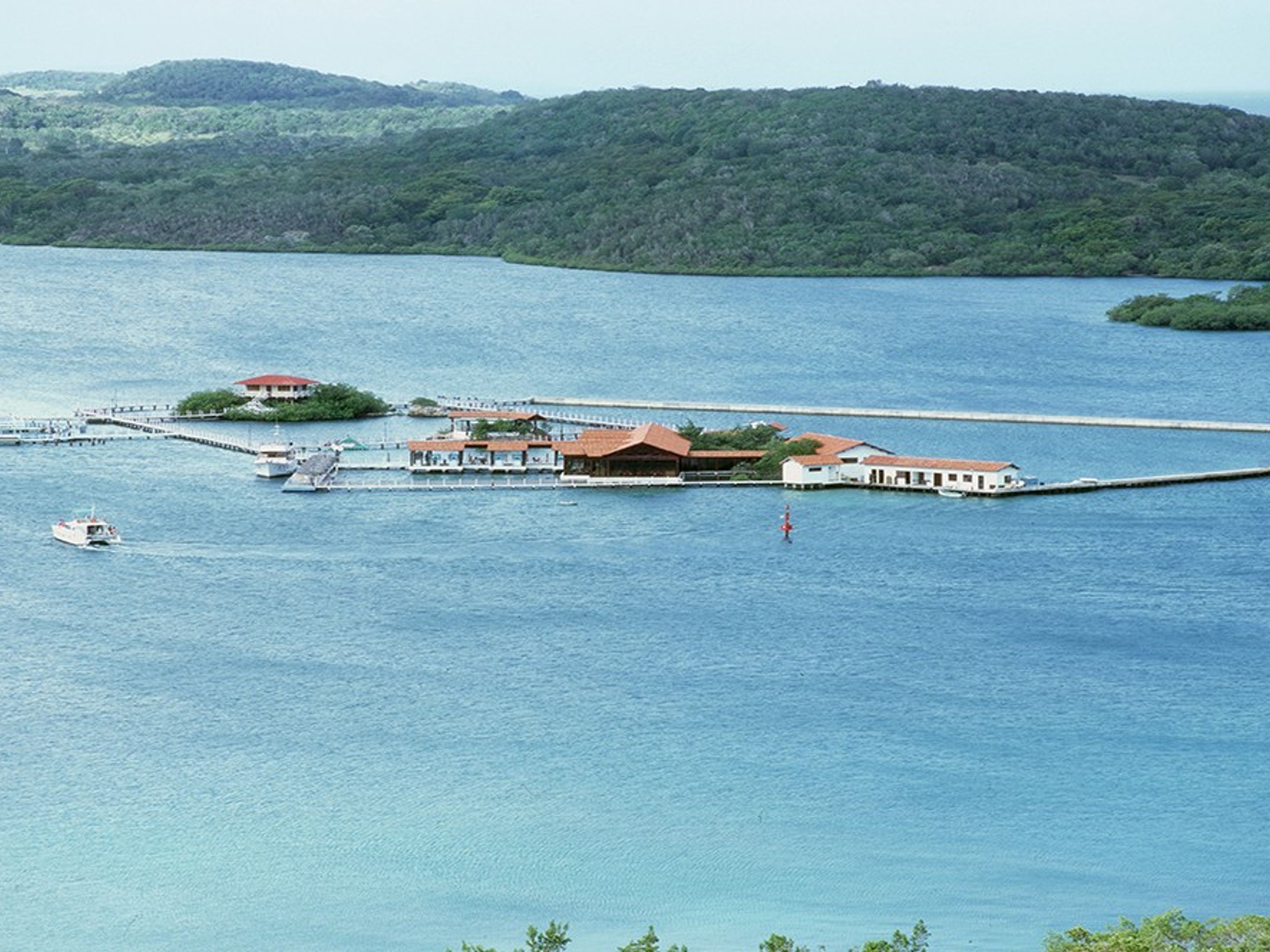 Excursão "NATAÇÃO ESPECIALIZADA COM GOLFINHOS NA BAHIA DE NARANJO". Swimming with dolphins tour at Bahía de Naranjo dolphinarium, Playa Esmeralda, Holguín, Cuba.