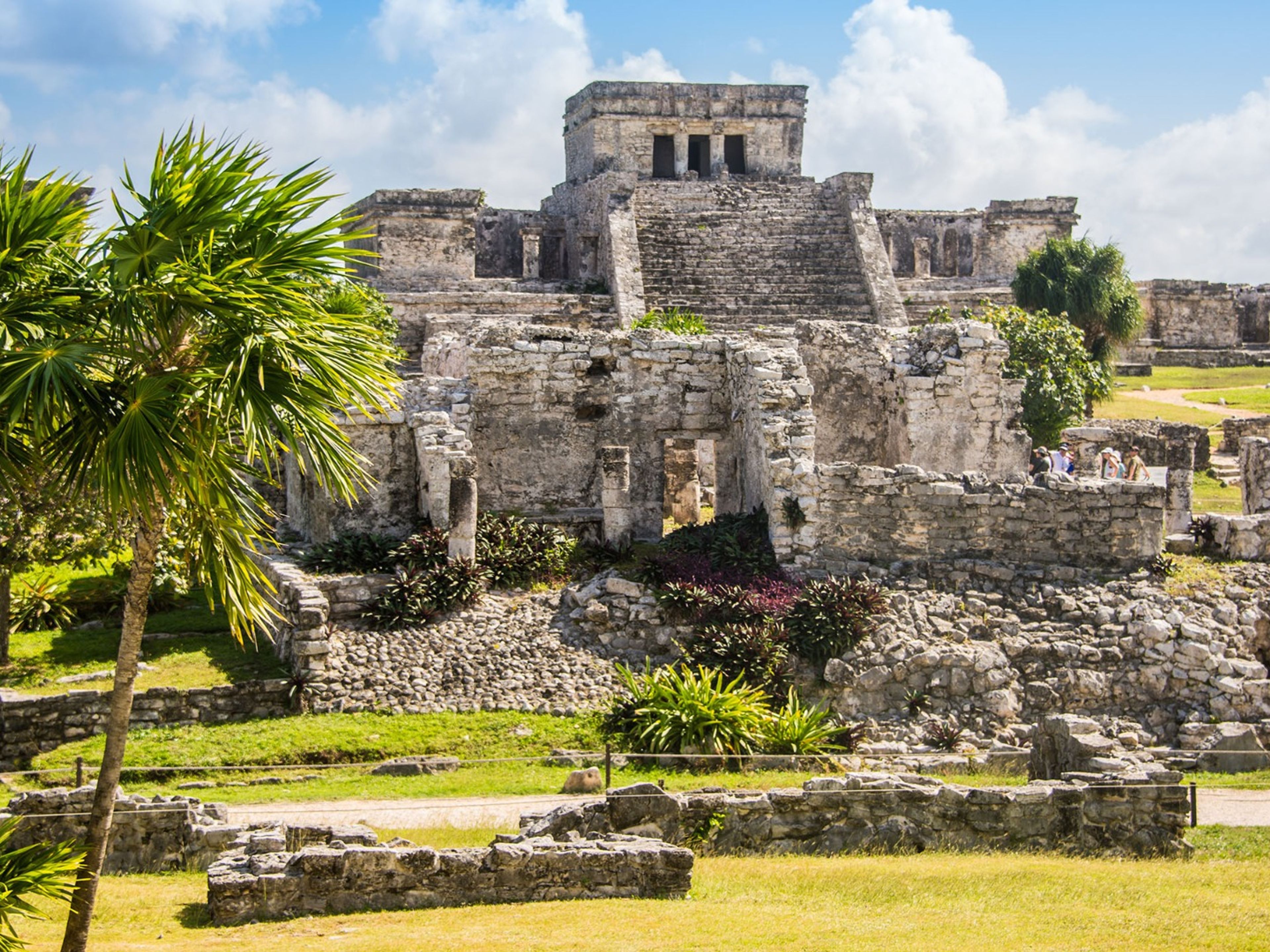 "Tulum + Swim Adventure Excursión en Riviera Maya". Pyramid "El Castillo" in Tulum Archaeological Zone. Tulum, Mexico.