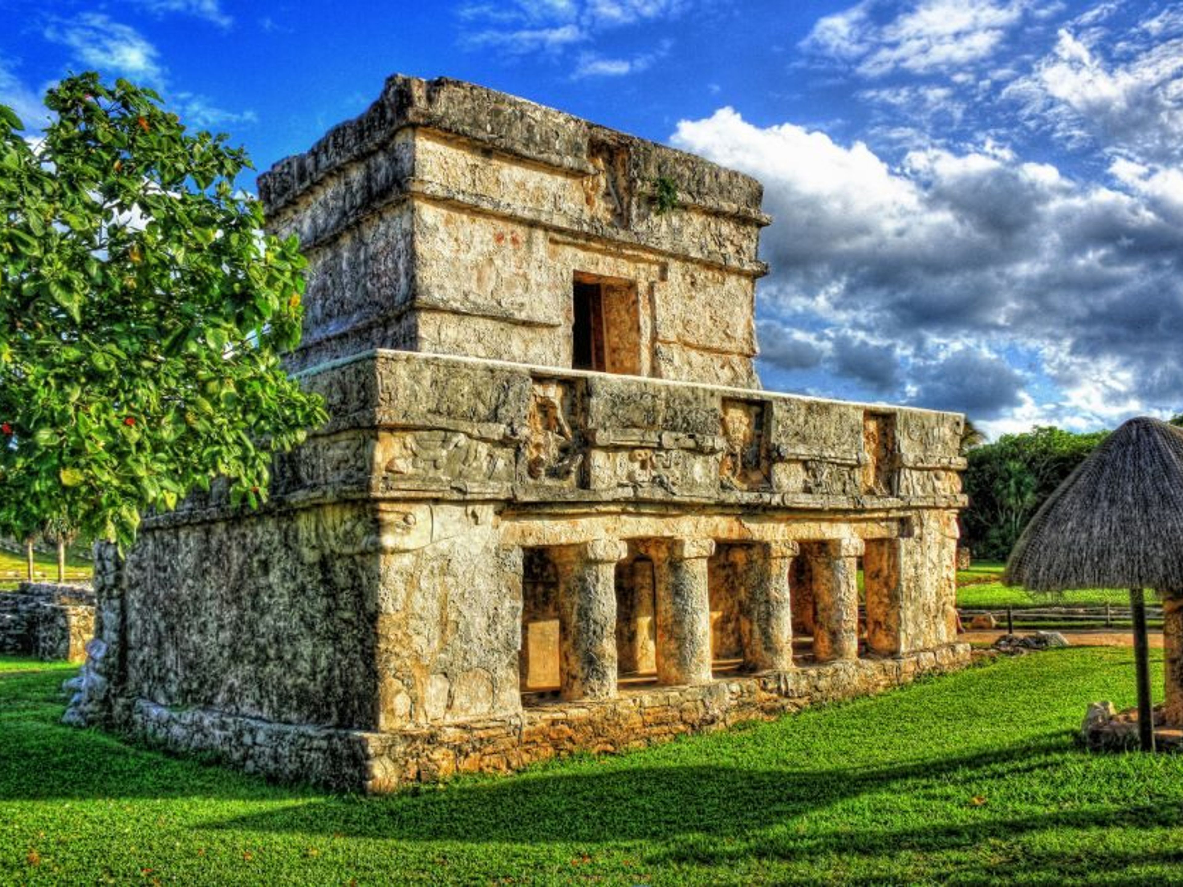 "Tulum + Swim Adventure Excursión en Riviera Maya". "Temple of the Frescos" in Tulum Archaeological Zone. Tulum, Mexico.