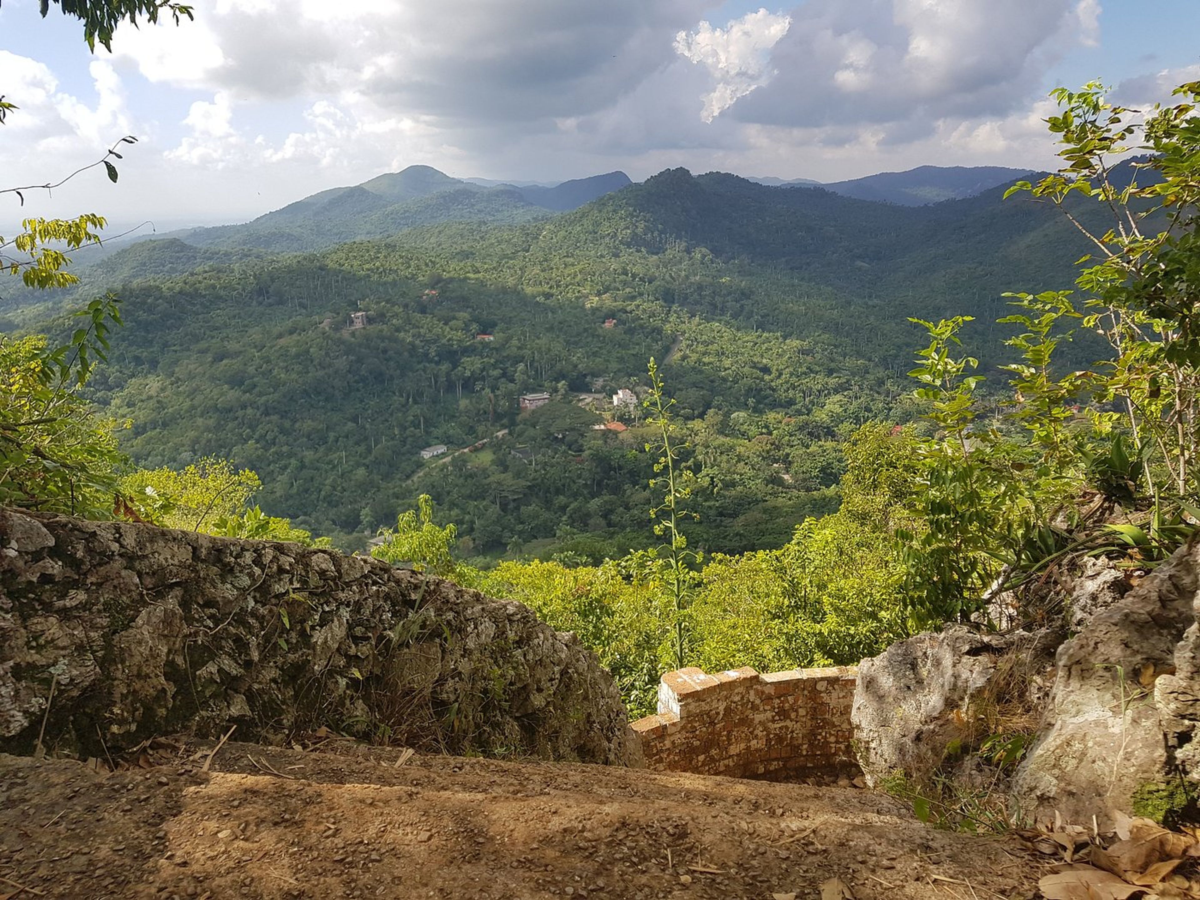 Tour "SENTIER SOROA: NATURE ET HISTOIRE". Soroa Natural Park panoramic view, Artemisa, Cuba.