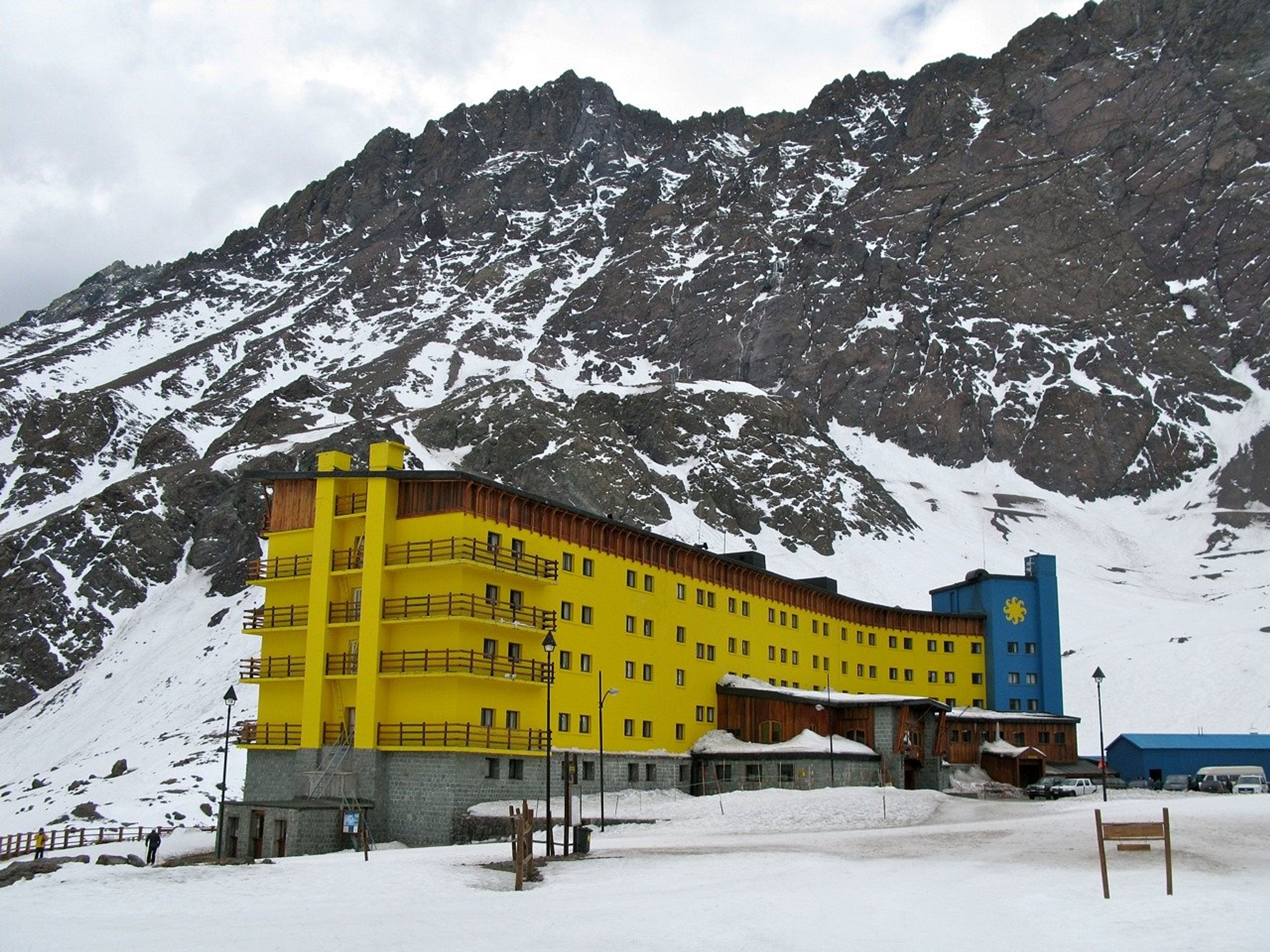 “BESUCH DES PORTILLO-GEBIRGES UND SKIGEBIETES” Tour. “VISIT TO THE PORTILLO MOUNTAIN AND SKI RESORT” Tour, Chile.