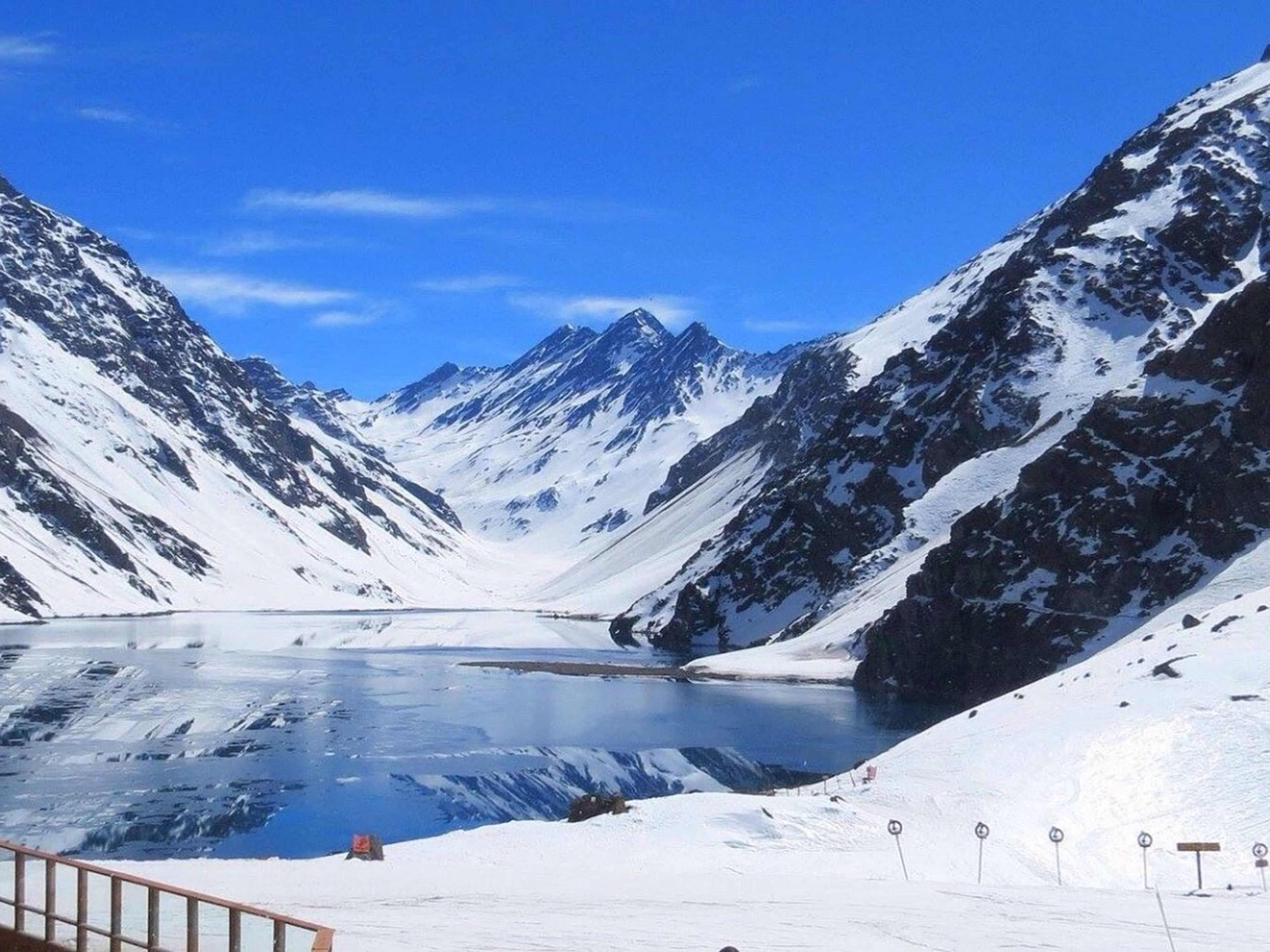 “BESUCH DES PORTILLO-GEBIRGES UND SKIGEBIETES” Tour. “VISIT TO THE PORTILLO MOUNTAIN AND SKI RESORT” Tour, Chile.