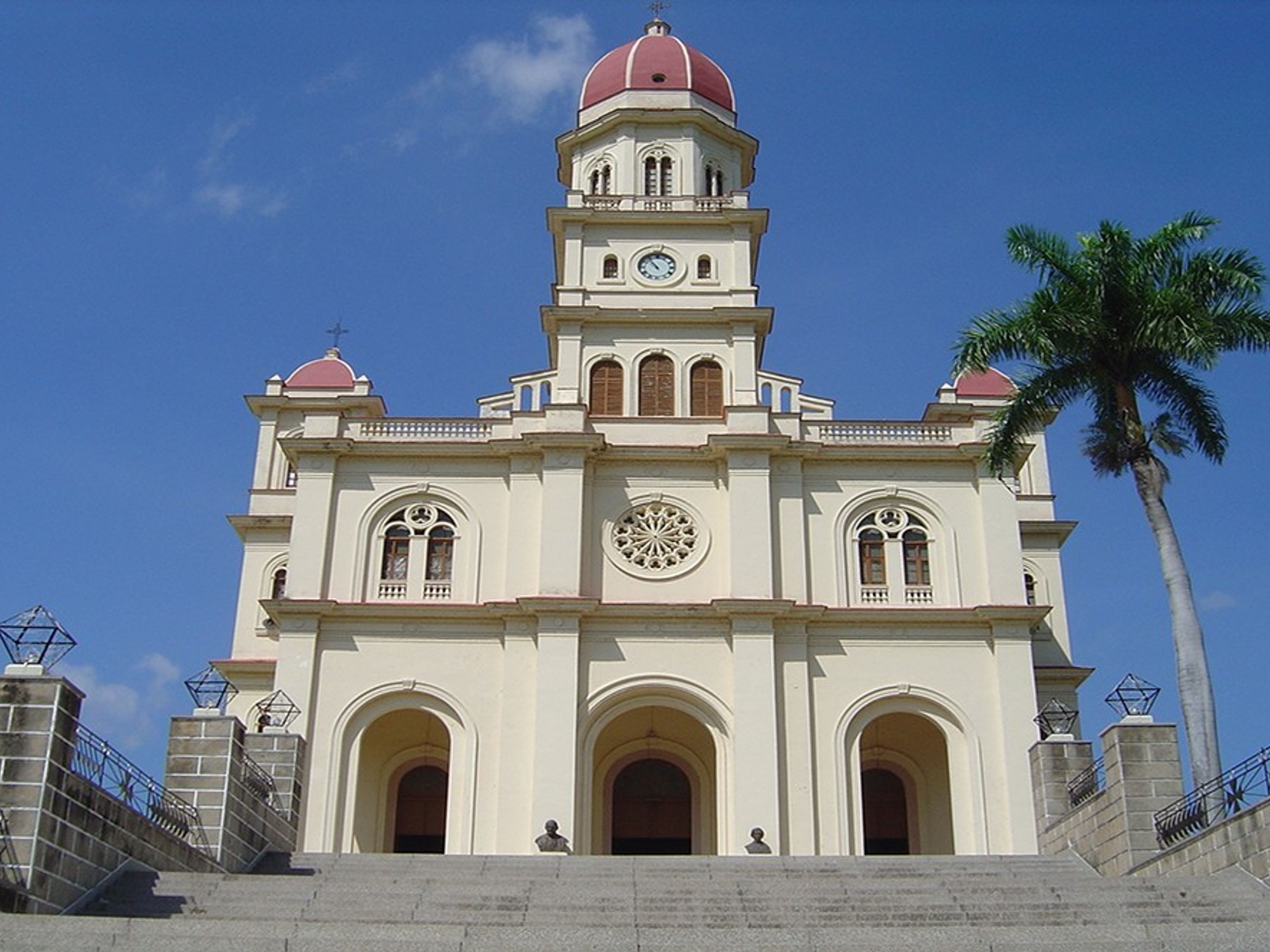 Excursión "SANTIAGO POR DENTRO: HISTORIA, MAR Y RELIGIÓN". Nuestra Señora de la Caridad del Cobre cathedral panoramic view, Santiago de Cuba